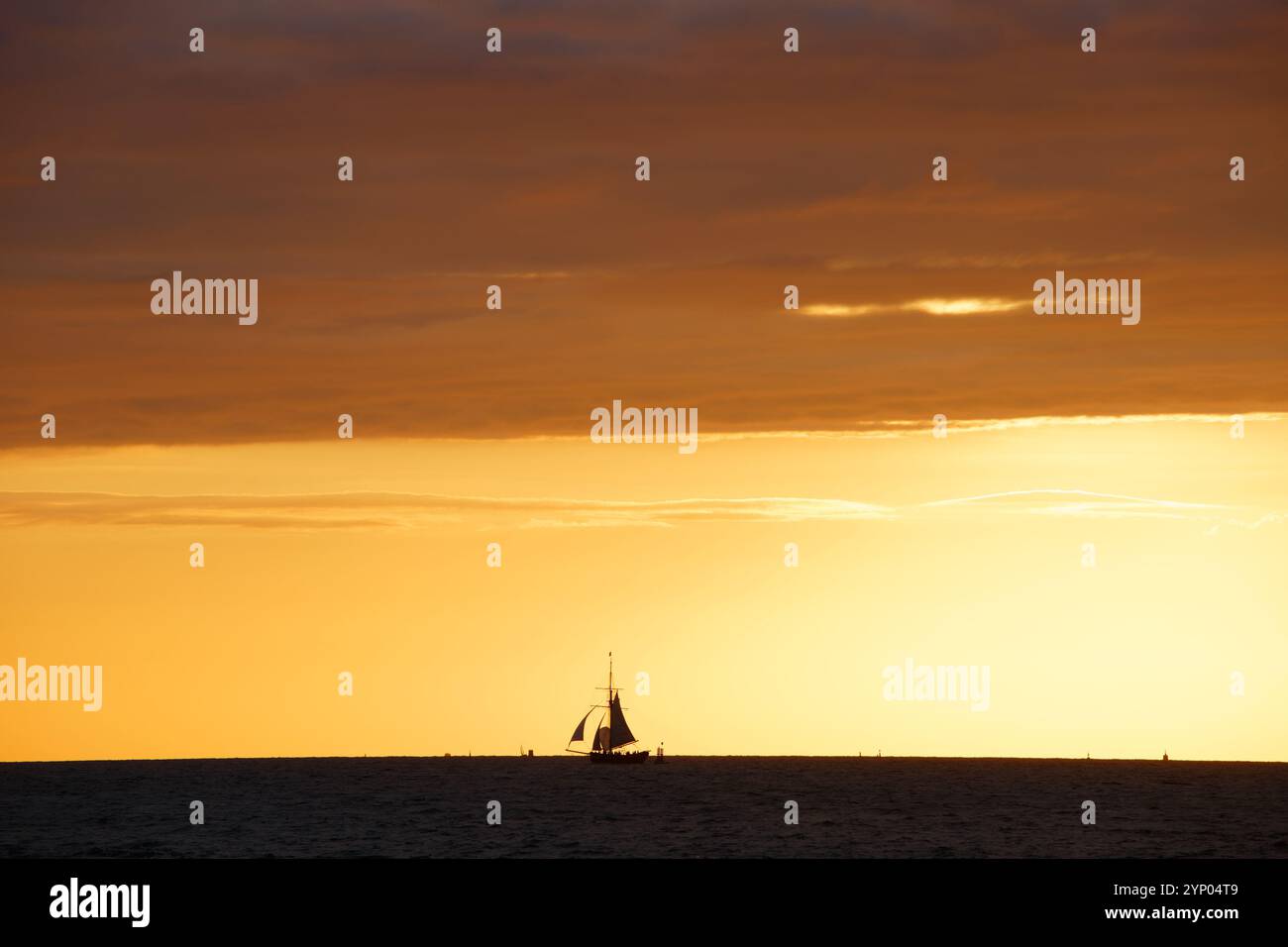 Ciel coloré de coucher de soleil en été sur l'océan Atlantique dans la baie de Saint Malo, Bretagne, France. Banque D'Images