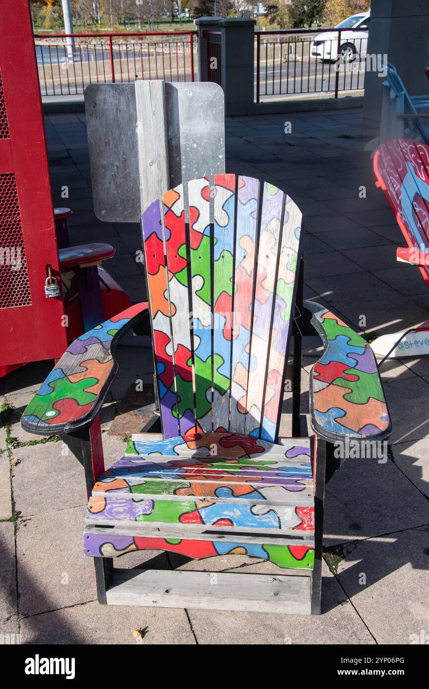 Puzzle PIECES chaise Adirondack au phare sur Lakeshore Road West à Port Credit, Mississauga, Toronto, Ontario, Canada Banque D'Images