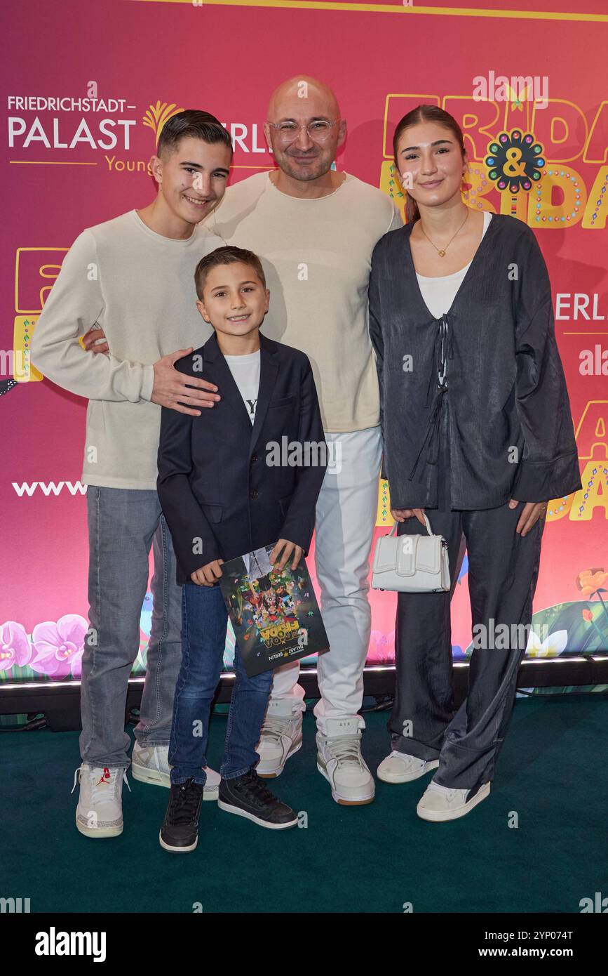 Sami Topal, Levin Topal, Murat Topal und Lane Topal - Premiere der Young Show Frida & Frida im Friedrichstadtpalast Berlin AM 27.11.2024. Premiere Frida & Frida Young Show *** Sami Topal, Levin Topal, Murat Topal et Lane Topal première du Young Show Frida Frida au Friedrichstadtpalast Berlin le 27 11 2024 Premiere Frida Frida Young Show Banque D'Images