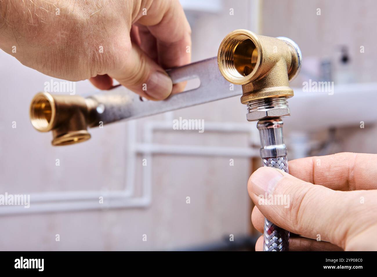 Support de fixation avec raccord coudé femelle, plaque arrière pour mitigeur avec douche. Banque D'Images
