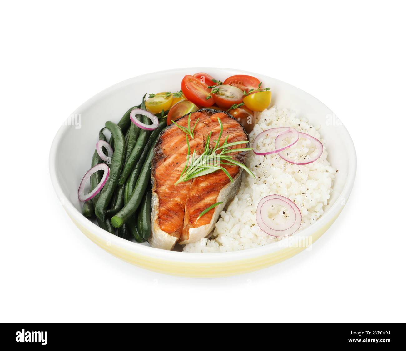 Savoureux steak de saumon grillé avec riz et légumes isolés sur blanc Banque D'Images