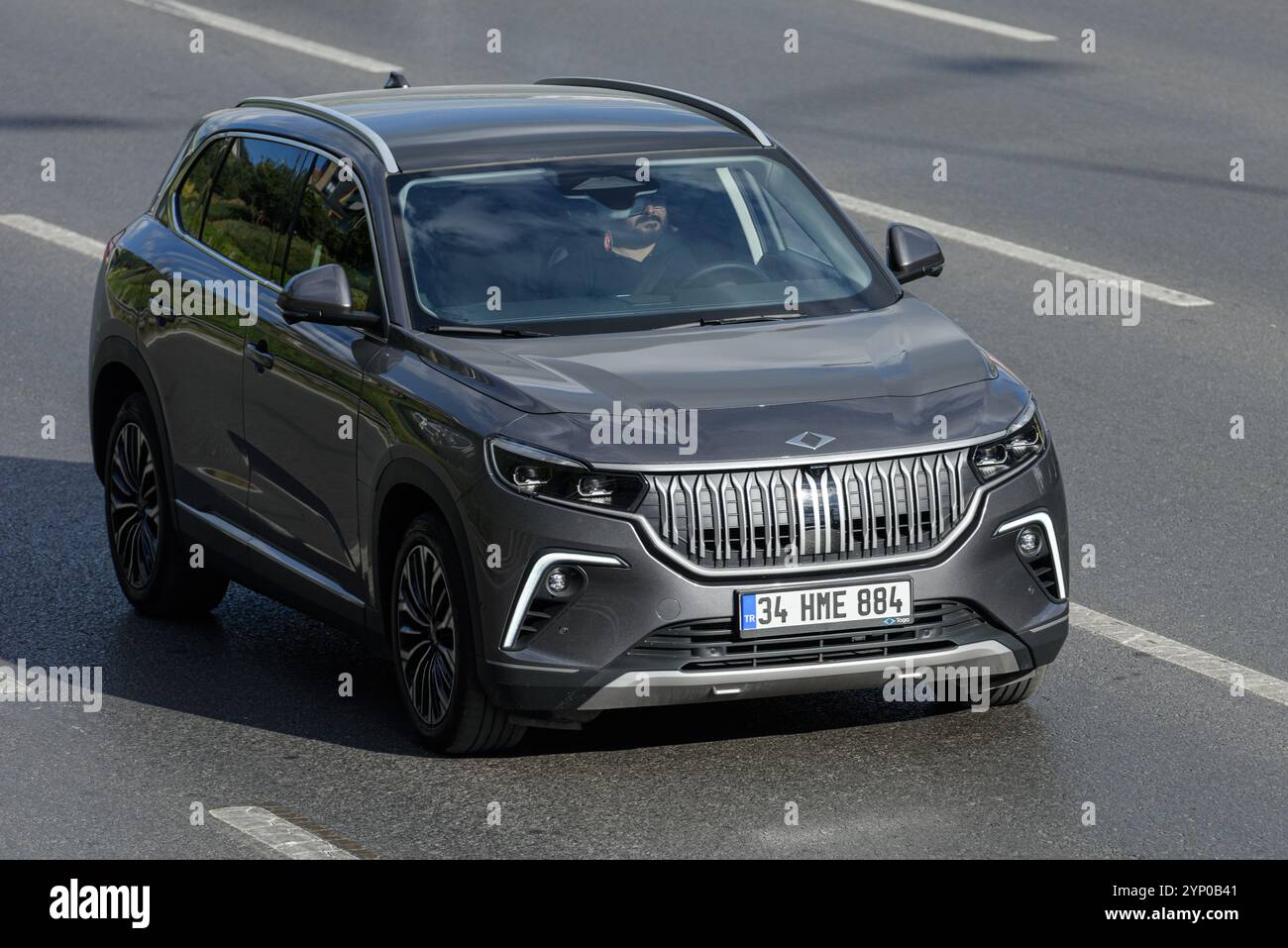 ISTANBUL, TURQUIE - 24 NOVEMBRE 2024 : voiture TOGG T10X sur l'autoroute. L'automobile Enterprise Group de Turquie, ou Togg en abrégé, est un Automob basé en Turquie Banque D'Images ISTANBUL, TURQUIE - 24 NOVEMBRE 2024 : voiture TOGG T10X sur l'autoroute. L'automobile Enterprise Group de Turquie, ou Togg en abrégé, est un Automob basé en Turquie Banque D'Images