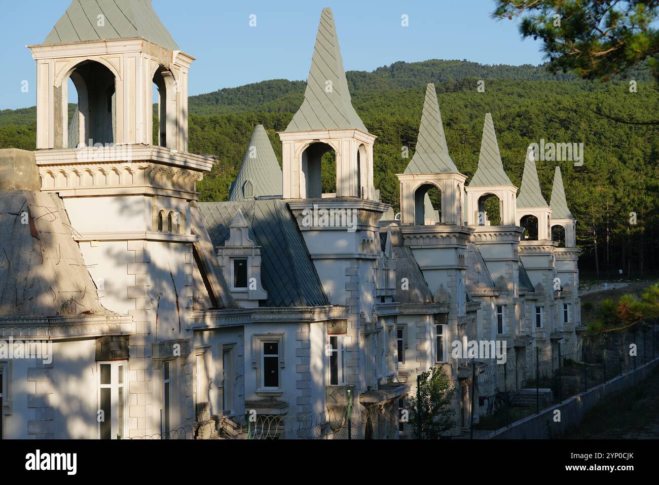 BOLU, TURKIYE - 18 JUILLET 2024 : Burj Al Babas a abandonné des villas dans la ville de Mudurnu Banque D'Images