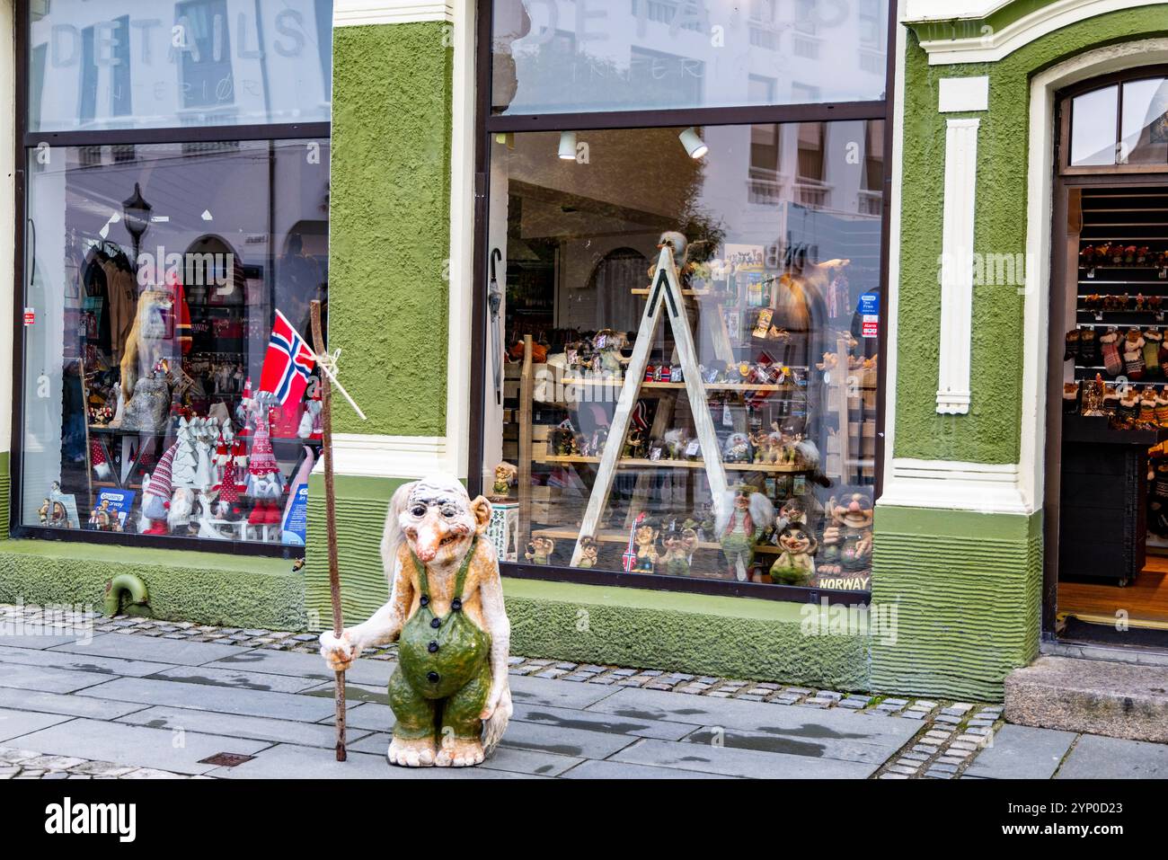 Troll norvégien arborant le drapeau national de la Norvège devant un magasin de détail à Kongens Gate, Ålesund, Møre og Romsdal, Norvège. Les trolls sont des êtres du folklore Banque D'Images