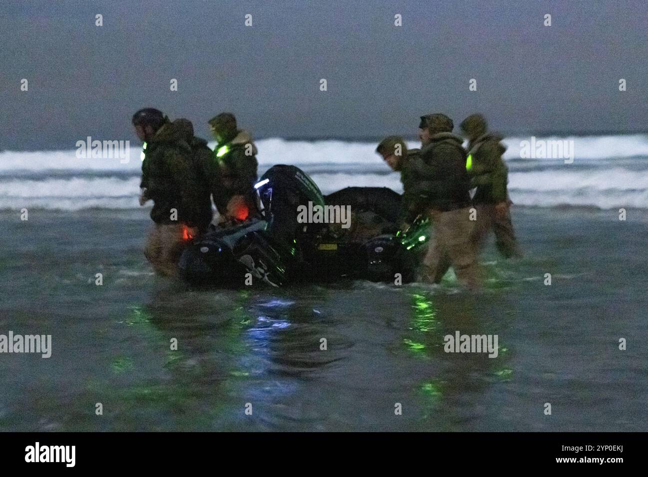 Les Marines américains avec le 1er bataillon du 7e régiment de Marines de la 1re division de Marines, traînent un engin de raids en caoutchouc de combat sur la côte lors d'un cours de raids de petits bateaux de compagnie d'infanterie organisé par le groupe d'entraînement de guerre expéditionnaire Pacifique à la base amphibie navale Coronado, Californie, le 21 novembre 2024. Au cours du cours, les Marines ont exécuté une série de phases de formation en coopération avec l’EWTG pour augmenter les capacités de l’unité lors de la conduite d’opérations expéditionnaires en tant que petite compagnie de raid de bateaux en préparation du déploiement. (Photo du corps des Marines des États-Unis par le caporal Kyle Chan) Banque D'Images