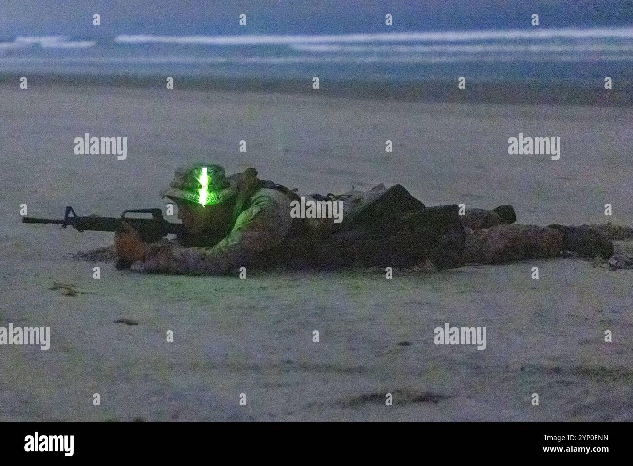 Un Marine des États-Unis avec le 1er bataillon, le 7e régiment de Marines, la 1re division de Marines, assure la sécurité lors d'un cours de raid sur petits bateaux de compagnie d'infanterie organisé par le groupe d'entraînement de guerre expéditionnaire Pacifique à la base amphibie navale Coronado, Californie, 21 novembre 2024. Au cours du cours, les Marines ont exécuté une série de phases de formation en coopération avec l’EWTG pour augmenter les capacités de l’unité lors de la conduite d’opérations expéditionnaires en tant que petite compagnie de raid de bateaux en préparation du déploiement. (Photo du corps des Marines des États-Unis par le caporal Kyle Chan) Banque D'Images