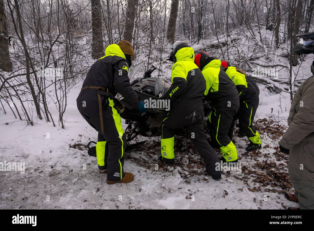 Les Marines des États-Unis avec la compagnie du détachement d, le 4e bataillon de l'application de la loi, le Groupe du quartier général de la Force, la réserve des Forces marines, participent à une mission simulée de récupération de motoneige, Jim Creek, Alaska, le 20 novembre 2024. Les Servicemembers ont mené la mission de récupération simulée pendant la formation sur la sécurité par temps froid pour se préparer aux prochains événements Toys for Tots. La participation des Marines à cette formation les prépare à opérer dans des conditions météorologiques difficiles au-dessus du cercle arctique, en se familiarisant avec les techniques de survie, l’exploitation de la motoneige et les tâches quotidiennes qu’ils effectueront pendant le jouet Banque D'Images