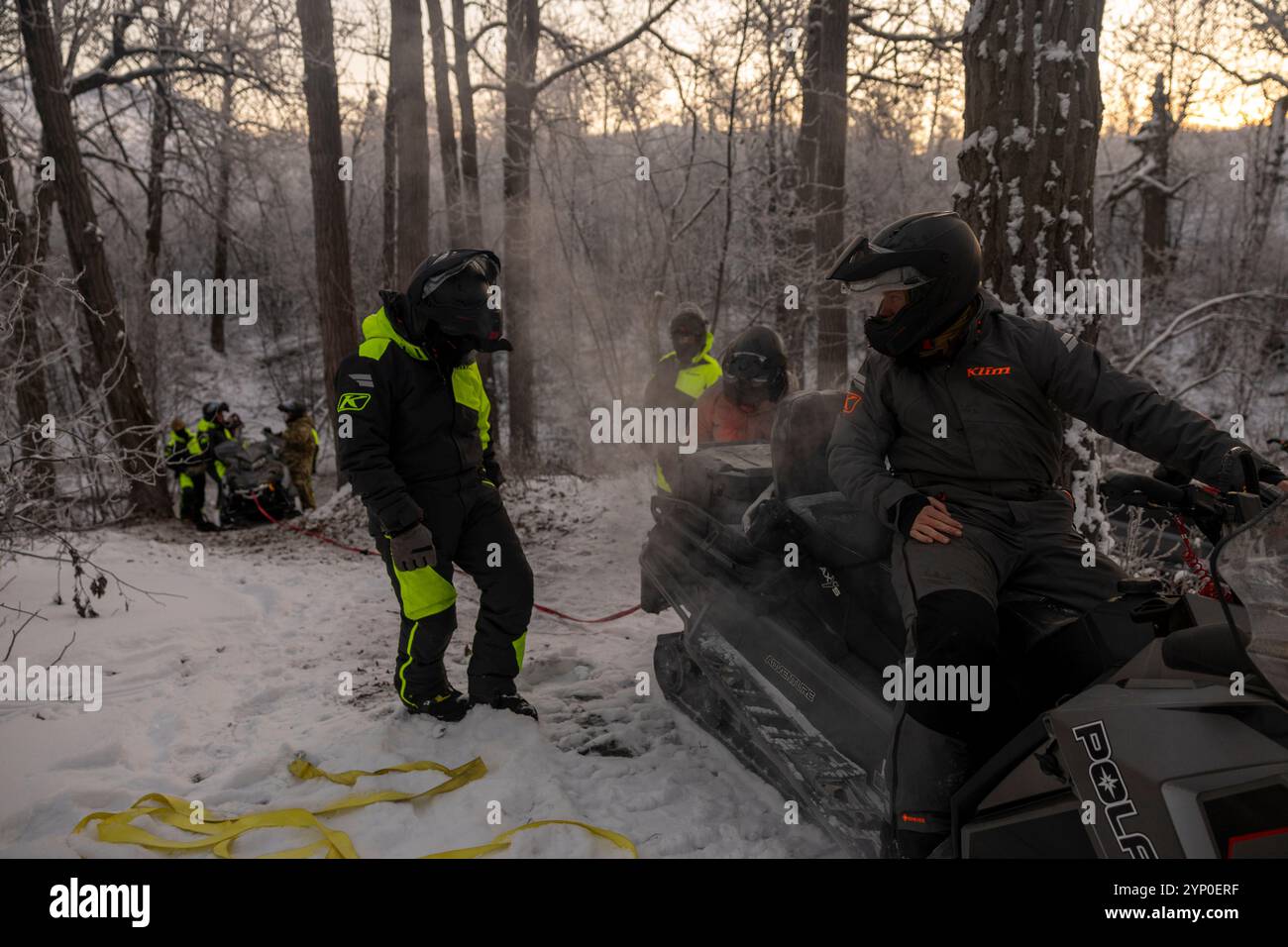 Les Marines américains avec le détachement d Company, le 4e bataillon d'application de la loi, le quartier général de la Force, la réserve des Forces marines, et les aviateurs avec le 673e groupe médical, la base interarmées Elemendorf-Richardson, remorquent une motoneige lors d'une mission de récupération simulée, Jim Creek, Alaska, 20 novembre 2024. Les membres du service ont remorqué la motoneige tout en dispensant une formation sur la sécurité par temps froid afin de se préparer aux prochains événements Toys for Tots. La participation des Marines à cet entraînement les prépare à opérer dans des conditions météorologiques difficiles au-dessus du cercle arctique, se familiarisant avec les techniques de survie, opier de motoneige Banque D'Images