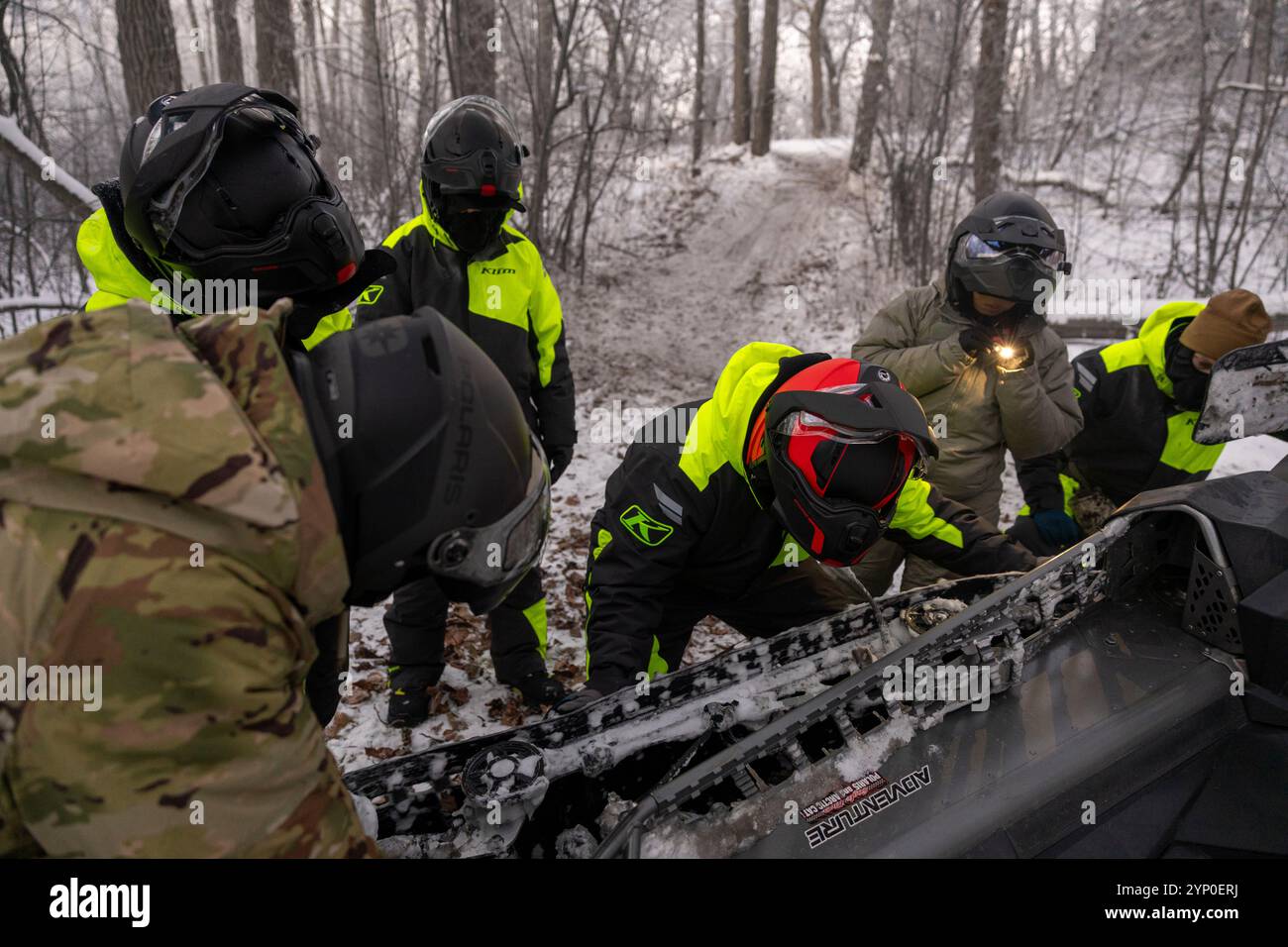 Les Marines des États-Unis avec la compagnie du détachement d, le 4e bataillon de l'application de la loi, le Groupe du quartier général de la Force, la réserve des Forces marines, et les aviateurs avec le 673e Groupe médical, base interarmées Elemendorf-Richardson, participent à une mission simulée de récupération de motoneige, Jim Creek, Alaska, 20 novembre 2024. Les Servicemembers ont mené la mission de récupération simulée pendant la formation sur la sécurité par temps froid pour se préparer aux prochains événements Toys for Tots. La participation des Marines à cette formation les prépare à opérer dans des conditions météorologiques difficiles au-dessus du cercle arctique, en se familiarisant avec les techniques de survie, sn Banque D'Images