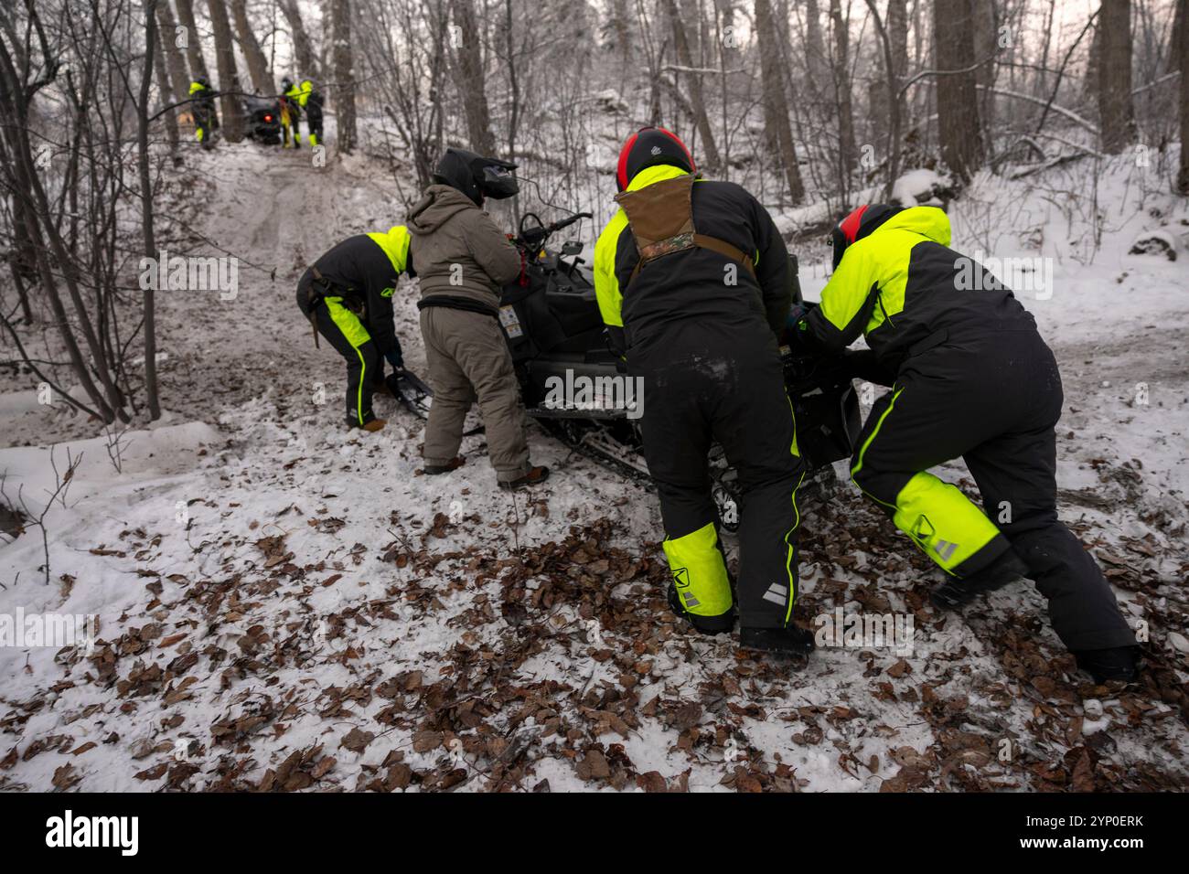 Les Marines des États-Unis avec la compagnie du détachement d, le 4e bataillon de l'application de la loi, le Groupe du quartier général de la Force, la réserve des Forces marines, et les aviateurs avec le 673e Groupe médical, base interarmées Elemendorf-Richardson, participent à une mission simulée de récupération de motoneige, Jim Creek, Alaska, 20 novembre 2024. Les Servicemembers ont mené la mission de récupération simulée pendant la formation sur la sécurité par temps froid pour se préparer aux prochains événements Toys for Tots. La participation des Marines à cette formation les prépare à opérer dans des conditions météorologiques difficiles au-dessus du cercle arctique, en se familiarisant avec les techniques de survie, sn Banque D'Images