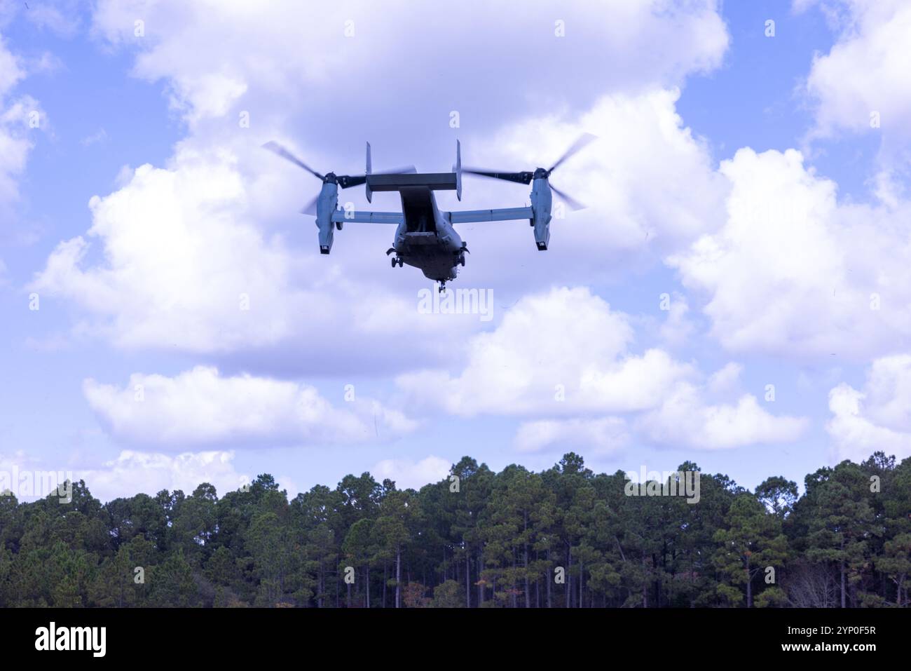 Un MV-22 Osprey du corps des Marines des États-Unis affecté au II Marine Expeditionary Force information Group décolle avec des alliés de l'OTAN lors d'une insertion aérienne dans le cadre de Bold Quest '24 au camp de base du corps des Marines Lejeune, Caroline du Nord, 23 octobre 2024. Bold Quest '24 est un lieu multinational parrainé par le personnel conjoint, conçu pour améliorer et développer l'interopérabilité. (Photo du corps des Marines des États-Unis par le caporal Kenya J. Bolton) Banque D'Images