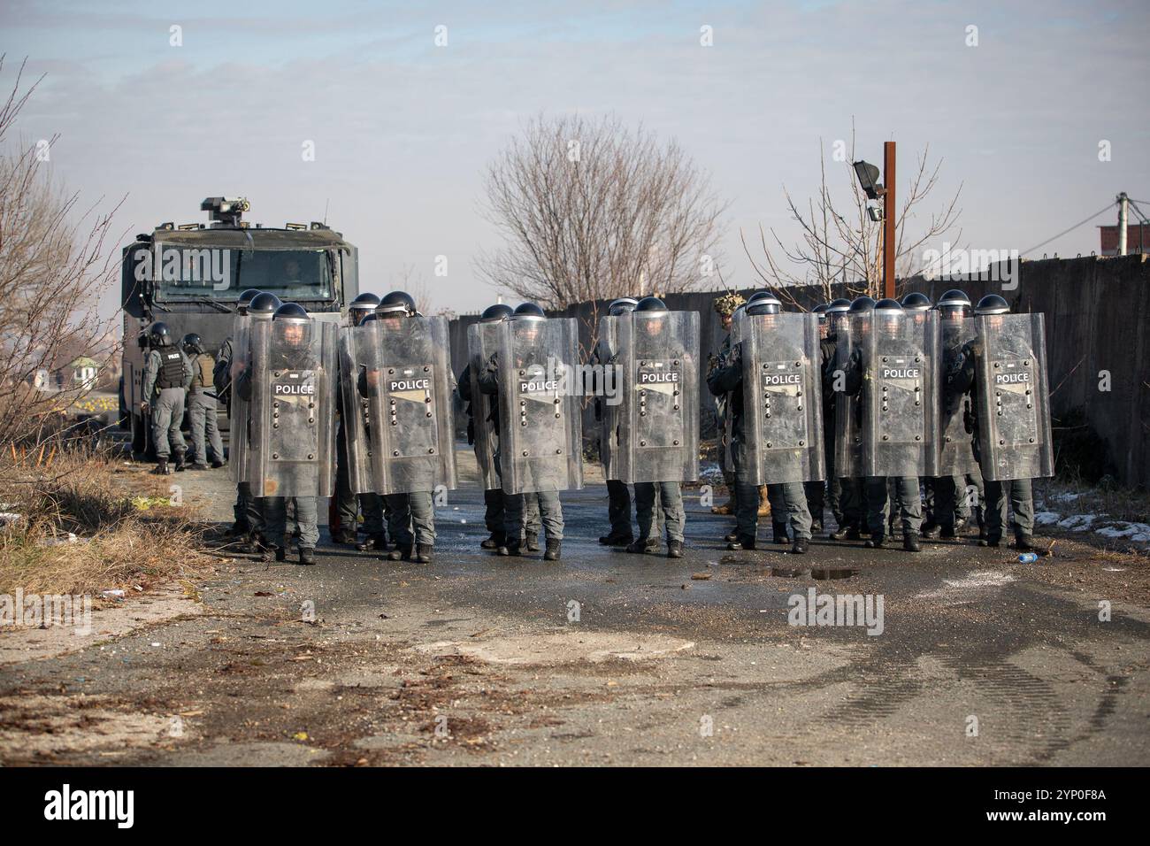 Les soldats multinationaux de la mission de la Force au Kosovo dirigée par l'OTAN, également connue sous le nom de KFOR, participent à l'exercice bisannuel Golden Sabre au Camp Vrelo, Kosovo, novembre 25, 2024. La KFOR forme et mène des missions quotidiennement pour assurer un environnement sûr et sûr et la liberté de mouvement de toutes les communautés du Kosovo. (Photo de la Garde nationale de l'armée américaine par le sergent Cheryl Madolev) Banque D'Images