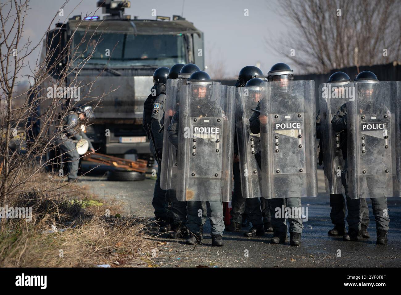 Les soldats multinationaux de la mission de la Force au Kosovo dirigée par l'OTAN, également connue sous le nom de KFOR, participent à l'exercice bisannuel Golden Sabre au Camp Vrelo, Kosovo, novembre 25, 2024. La KFOR forme et mène des missions quotidiennement pour assurer un environnement sûr et sûr et la liberté de mouvement de toutes les communautés du Kosovo. (Photo de la Garde nationale de l'armée américaine par le sergent Cheryl Madolev) Banque D'Images