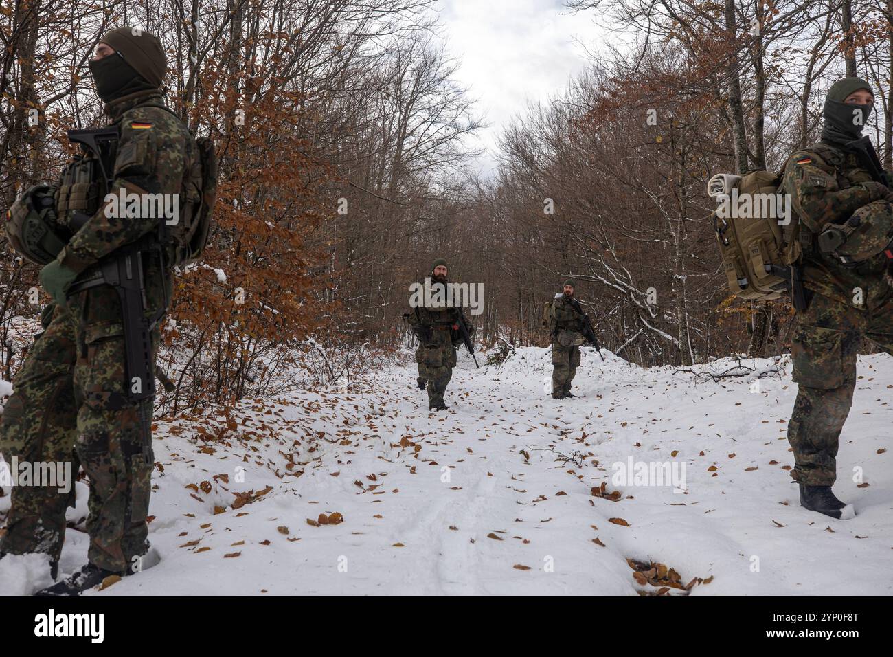 Les soldats de l'armée allemande affectés au commandement régional est de la Force du Kosovo effectuent une patrouille de routine le long de la ligne de démarcation administrative au Kosovo. La KFOR continue de s'acquitter de son mandat - fondé sur la résolution 1244 du Conseil de sécurité des Nations Unies de 1999 - qui consiste à contribuer à un environnement sûr et sûr pour toutes les personnes et communautés vivant au Kosovo et à la liberté de circulation, à tout moment et de manière impartiale. La KFOR est le troisième intervenant en matière de sécurité, après la police du Kosovo et la mission État de droit de l'UE (EULEX), respectivement, avec laquelle nous travaillons en étroite coordination. (Photo de la Garde nationale de l'armée américaine par le Sgt d'état-major. Banque D'Images