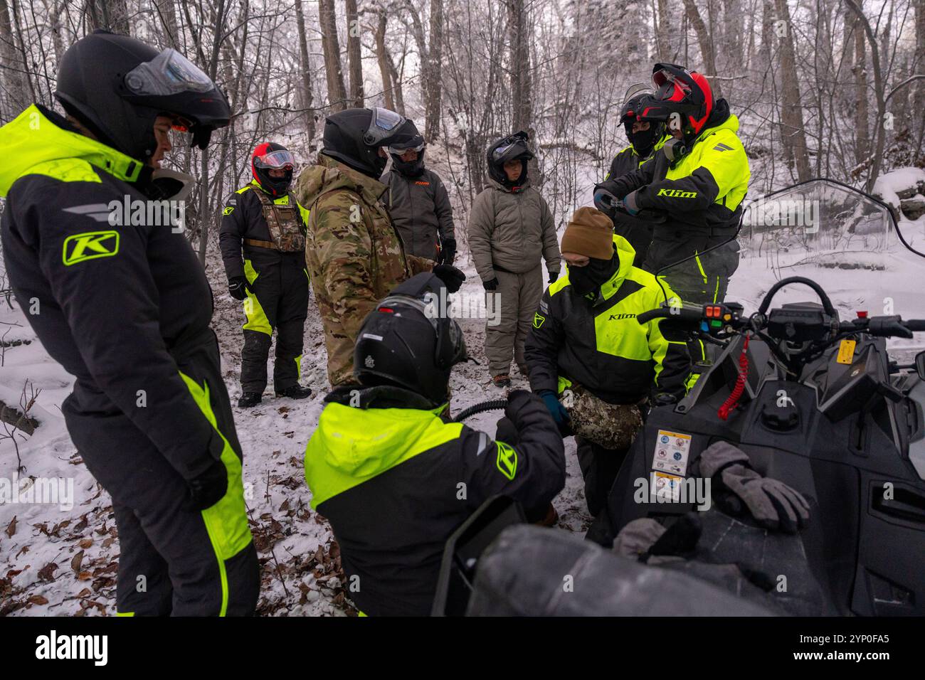 Les Marines des États-Unis avec la compagnie du détachement d, le 4e bataillon de l'application de la loi, le Groupe du quartier général de la Force, la réserve des Forces marines, et les aviateurs avec le 673e Groupe médical, base interarmées Elemendorf-Richardson, participent à une mission simulée de récupération de motoneige, Jim Creek, Alaska, 20 novembre 2024. Les Servicemembers ont mené la mission de récupération simulée pendant la formation sur la sécurité par temps froid pour se préparer aux prochains événements Toys for Tots. La participation des Marines à cette formation les prépare à opérer dans des conditions météorologiques difficiles au-dessus du cercle arctique, en se familiarisant avec les techniques de survie, sn Banque D'Images