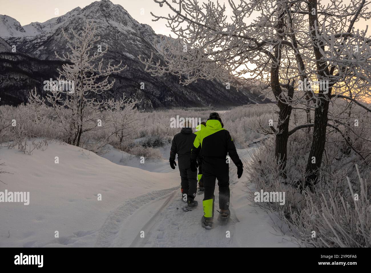 U.S. Marines avec détachement d Company, 4th Law Enforcement Battalion, Force Headquarters Group, Marine Forces Reserve, randonnée en raquettes, Jim Creek, Alaska, 19 novembre 2024. Les Marines ont fait de la randonnée en raquettes tout en menant une formation sur la sécurité par temps froid pour se préparer aux prochains événements Toys for Tots. La participation des Marines à cet entraînement les prépare à opérer dans des conditions météorologiques difficiles au-dessus du cercle arctique, en se familiarisant avec les techniques de survie, l’exploitation de motoneige et les tâches quotidiennes qu’ils effectueront pendant la mission Toys for Tots. (Photo du corps des Marines des États-Unis par le sergent Ethan Banque D'Images