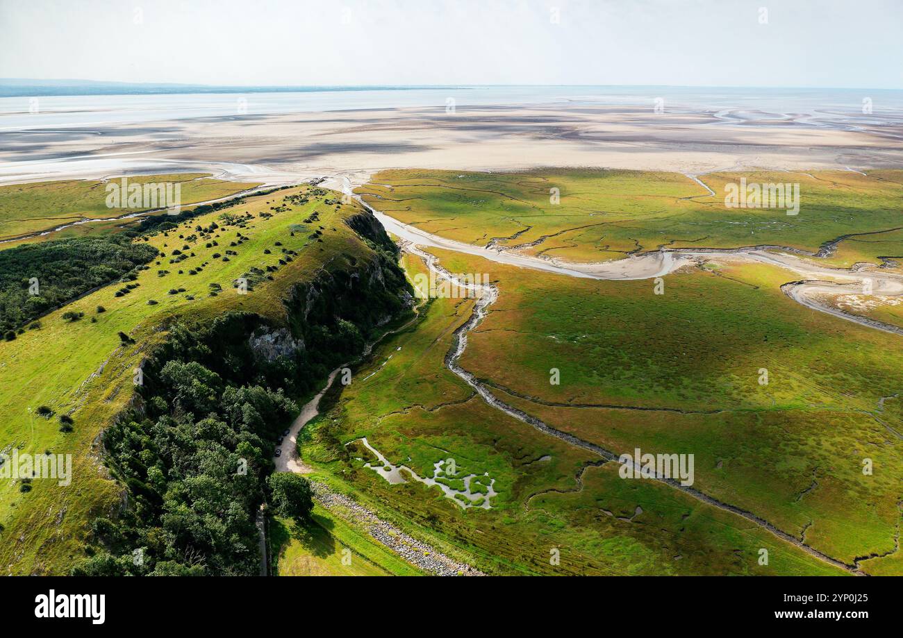 Au sud, au-dessus de l'affleurement calcaire de Humphrey Head et des rives des vasières de marée de Morecombe Sands Morecambe Bay. Près de Cartmel, Cumbria, Angleterre. Antenne Banque D'Images