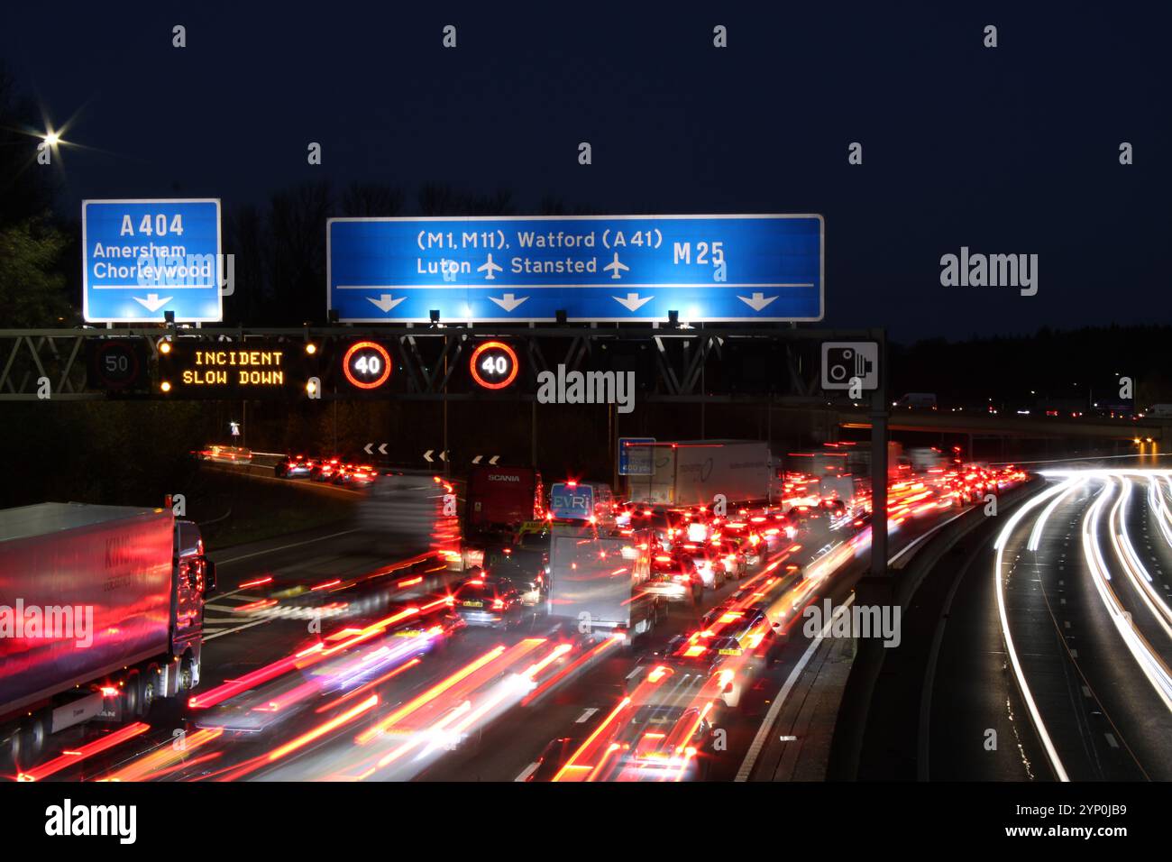 Traffic Jam sur la M25 aux heures de pointe de nuit Banque D'Images