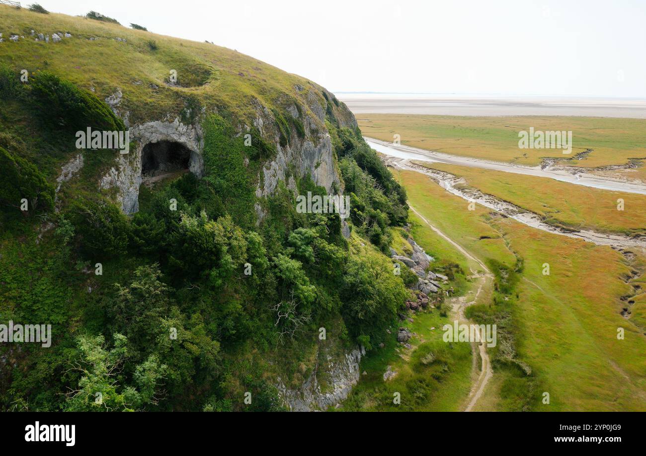 Grotte de Fairy Chapel sur le côté ouest de l'affleurement calcaire de Humphrey Head. Vue sur le se au-dessus des vasières de marée de Morecombe Bay Morecombe Sands. Site préhistorique Banque D'Images