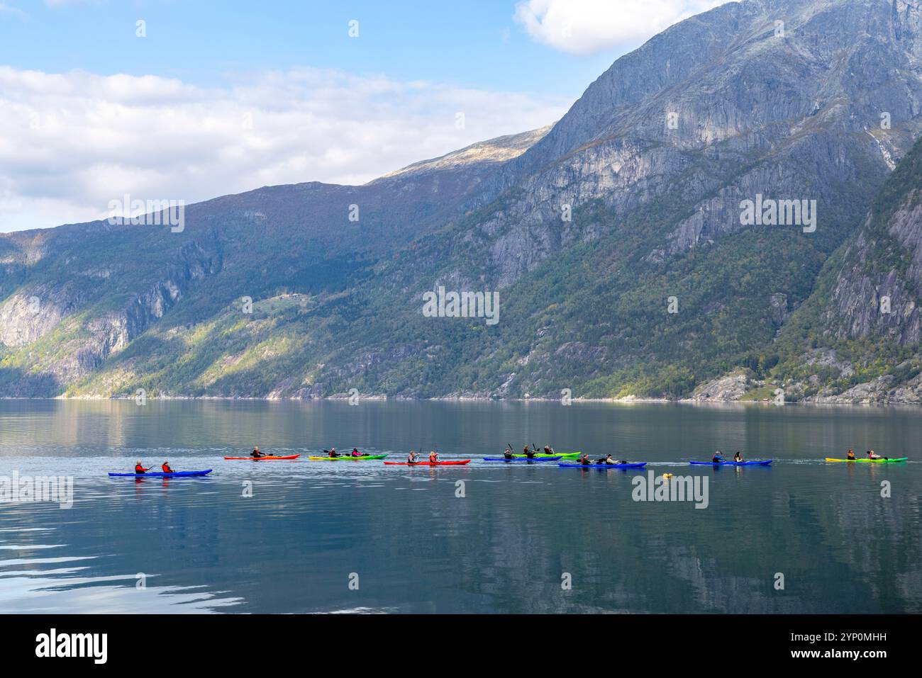 Eidfjord Norvège, groupe de tours en kayaks paddle sur le fjord, Eidfjord est une branche intérieure de Hardangerfjorden, Norvège, Europe, 2024 Banque D'Images