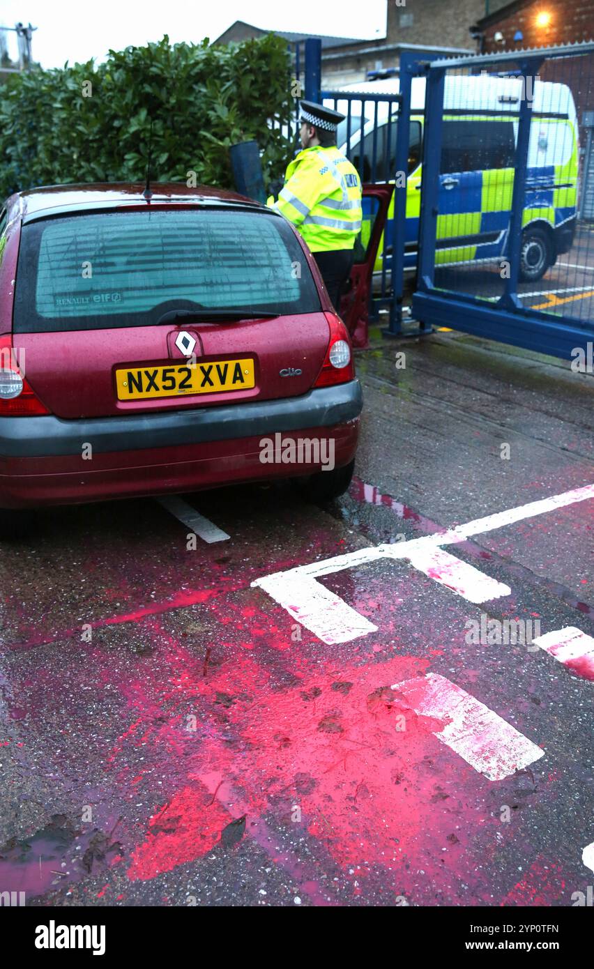 Les restes de peinture sont laissés sur la route à la porte principale après que la voiture bloquant la porte est poussée sur le côté. Les manifestants bloquent les deux accès routiers au site de l'usine de moteurs d'UAV pour la deuxième fois en trois jours. La société appartenant au fabricant israélien d’armes Elbit Systems fabrique des moteurs pour la série de drones Hermes utilisés par l’armée israélienne à Gaza et ailleurs. Palestine action est déterminée à cibler sans relâche Elbit et ses entreprises partenaires par des protestations régulières et des actions directes, et à rendre les affaires pour eux au Royaume-Uni impossibles. Le gouvernement britannique a récemment annoncé l'annulation Banque D'Images