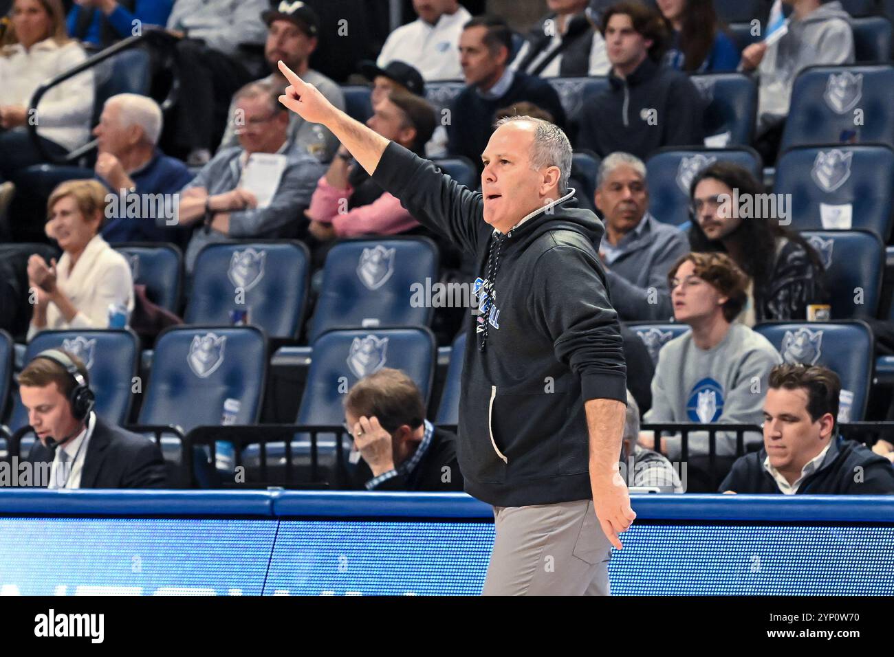 27 NOVEMBRE 2024 : Pat Duquette, entraîneur-chef des Hawks de UMass Lowell River, appelle son équipe à jouer sur le terrain lors d'un match de saison régulière où les Hawks de UMass Lowell River ont visité les Billikens de Saint Louis. Tenue à la Chaifetz Arena à préparé Louis, MO, le mercredi 27 novembre 2024 Richard Ulreich/CSM (crédit image : © Richard Ulreich/Cal Sport Media) (crédit image : © Richard Ulreich/Cal Sport Media) Banque D'Images