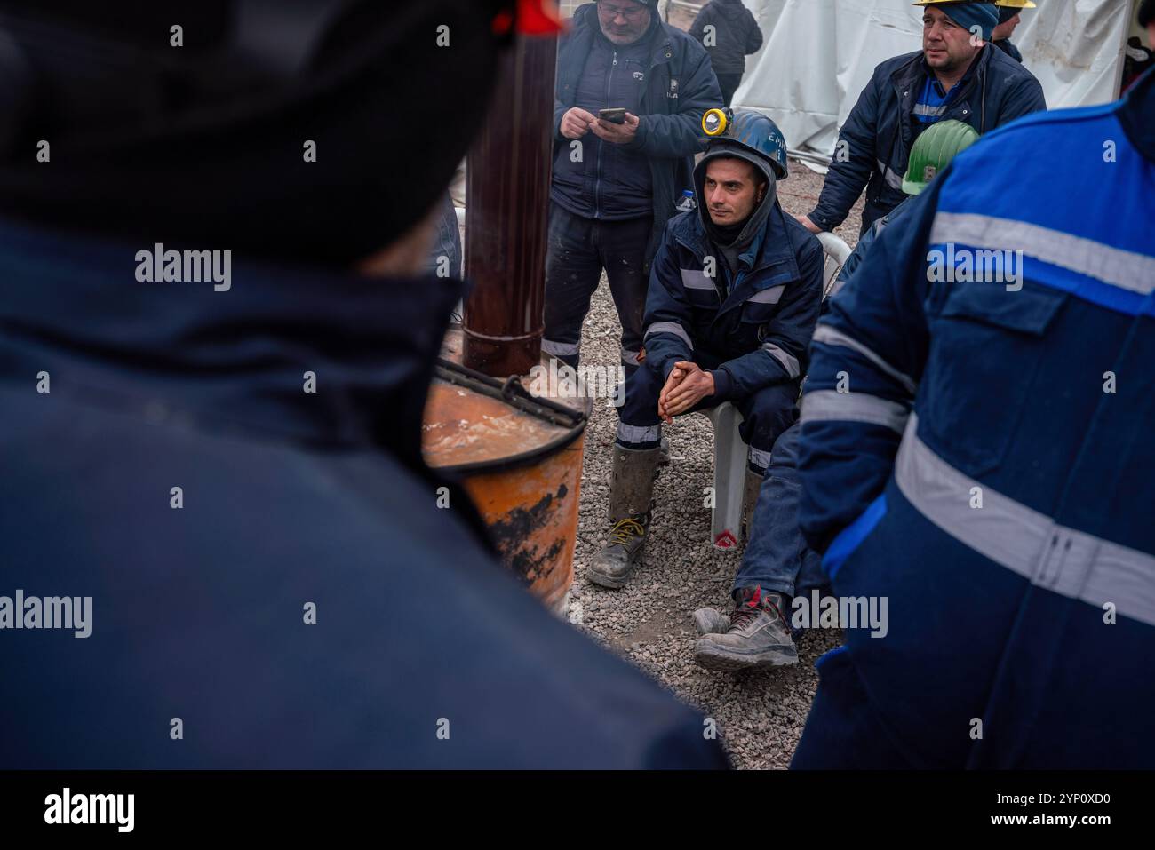 Un mineur attend anxieusement devant la mine sur le site de la grève. Les travailleurs de la mine de lignite-charbon du district de Nall?han/Çay?rhan à Ankara, à 160 kilomètres du centre d'Ankara, propriété de la société turque de production-transmission d'électricité, ont partiellement ralenti les travaux en raison de la privatisation prévue de la mine. Selon les lois de la République de Turquie, les personnes travaillant dans une organisation stratégique n'ont pas le droit de grève. Alors que les mineurs n’interviennent que dans des situations d’urgence, un groupe de mineurs continue leur action en ne quittant pas la mine à 2 kilomètres und Banque D'Images