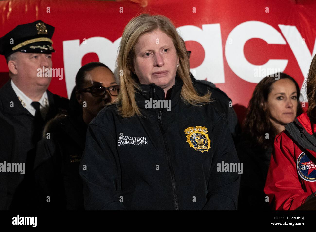 New York, États-Unis. 27 novembre 2024. La commissaire de police du NYPD, Jessica Tisch, assiste au briefing sur la sécurité et la sûreté du défilé de Thanksgiving de Macy au coin de la 77e rue et de Columbus Avenue à New York le 27 novembre 2024. La commissaire de police du NYPD, Jessica Tisch, a été rejointe par le maire Eric Adams et des dirigeants du NYPD. (Photo de Lev Radin/Sipa USA) crédit : Sipa USA/Alamy Live News Banque D'Images