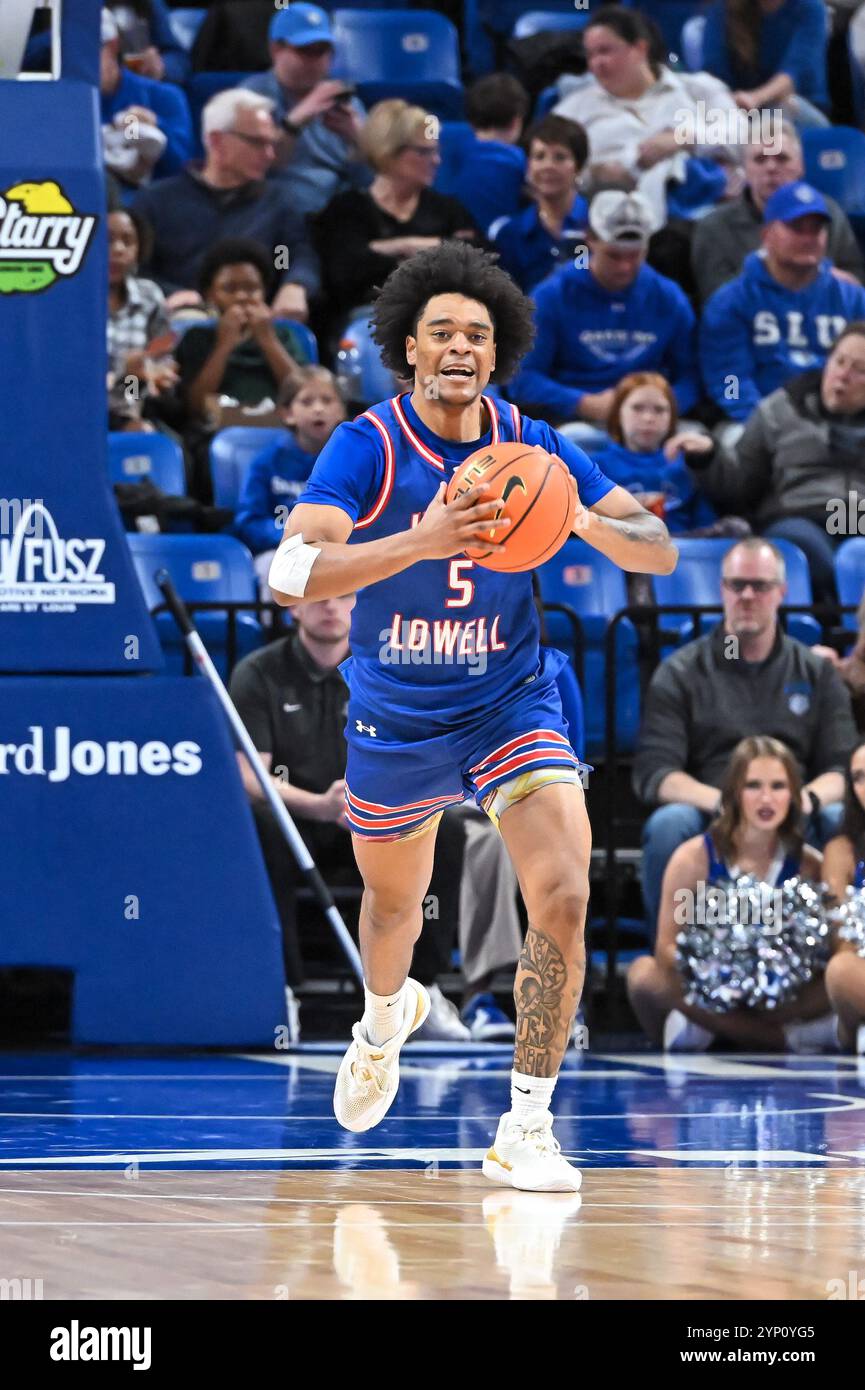 27 NOVEMBRE 2024 : Martin Somerville (5 ans), garde des Hawks de la rivière UMass Lowell, commence à passer le ballon dans un match de saison régulière où les Hawks de la rivière UMass Lowell visitent les Billikens de Saint Louis. Tenue à la Chaifetz Arena à doté Louis, MO le mercredi 27 novembre 2024 Richard Ulreich/CSM Banque D'Images