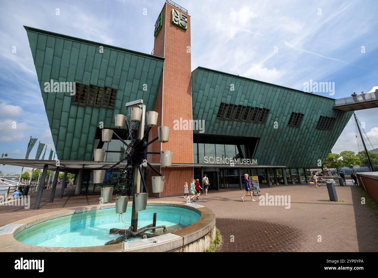 09.08.2024, pays-Bas, Hollande du Nord, Amsterdam - Musée des sciences NEMO sur l'ancien estuaire de l'IJ dans le centre-ville. 00A230619D748CAROEX.JPG [MODÈLE RÉF Banque D'Images