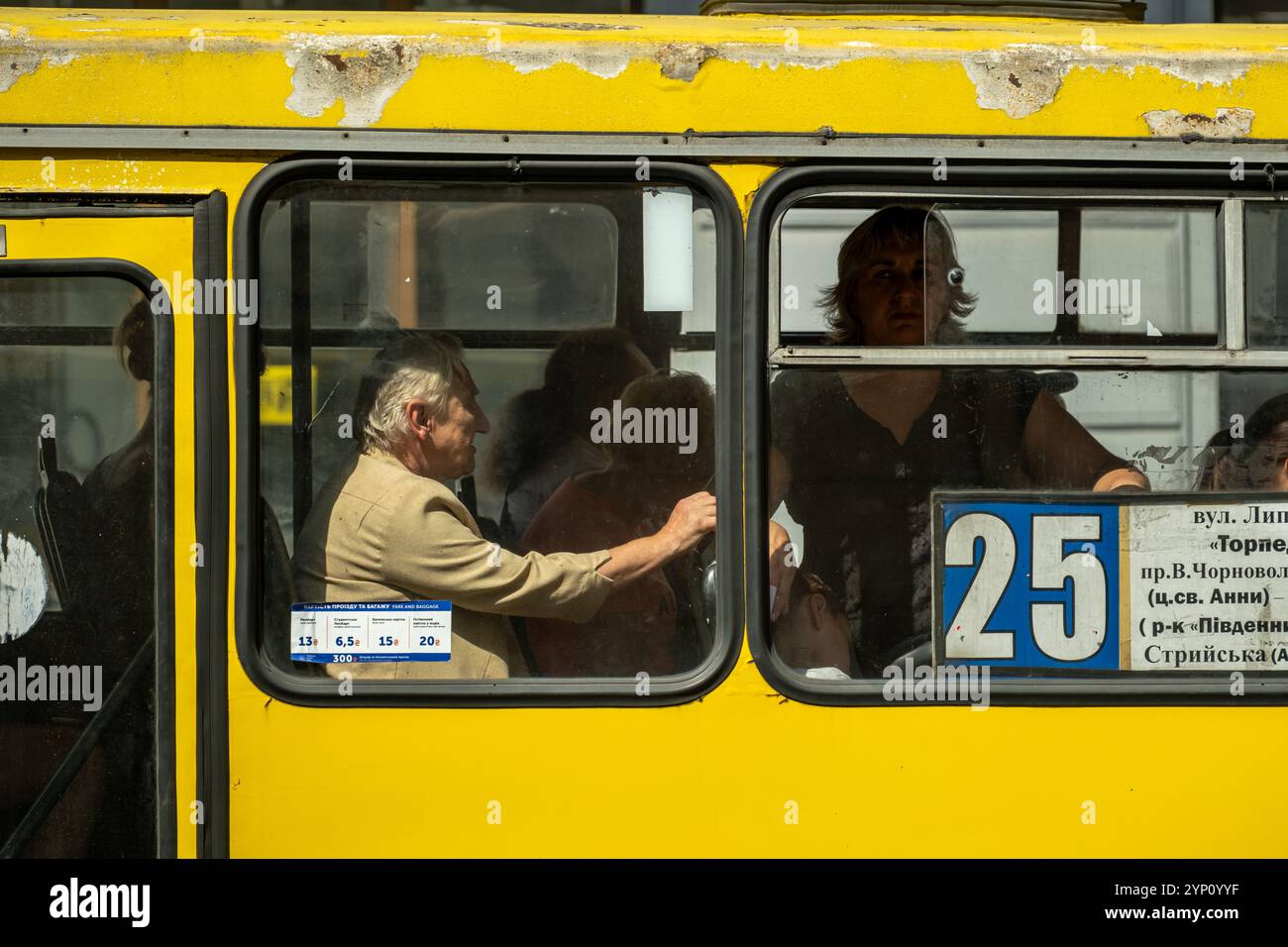 21.08.2024, Ukraine, oblast de Lviv, Lviv - des gens dans un bus coincés dans un embouteillage. 00A240821D068CAROEX.JPG [AUTORISATION DU MODÈLE : NON, AUTORISATION DU PROPRIÉTAIRE : NON (C) Banque D'Images