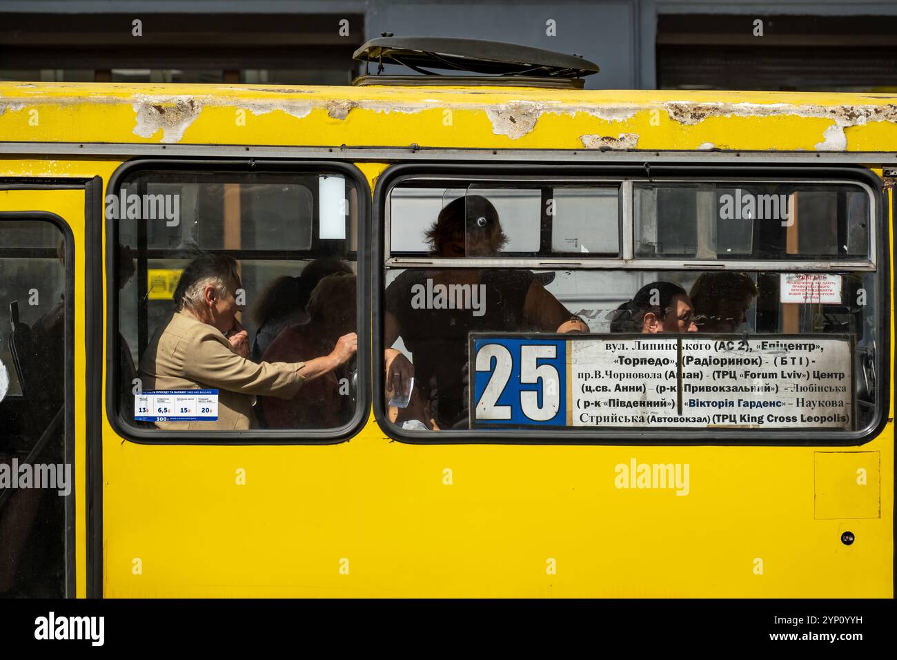 21.08.2024, Ukraine, oblast de Lviv, Lviv - des gens dans un bus coincés dans un embouteillage. 00A240821D067CAROEX.JPG [AUTORISATION DU MODÈLE : NON, AUTORISATION DU PROPRIÉTAIRE : NON (C) Banque D'Images