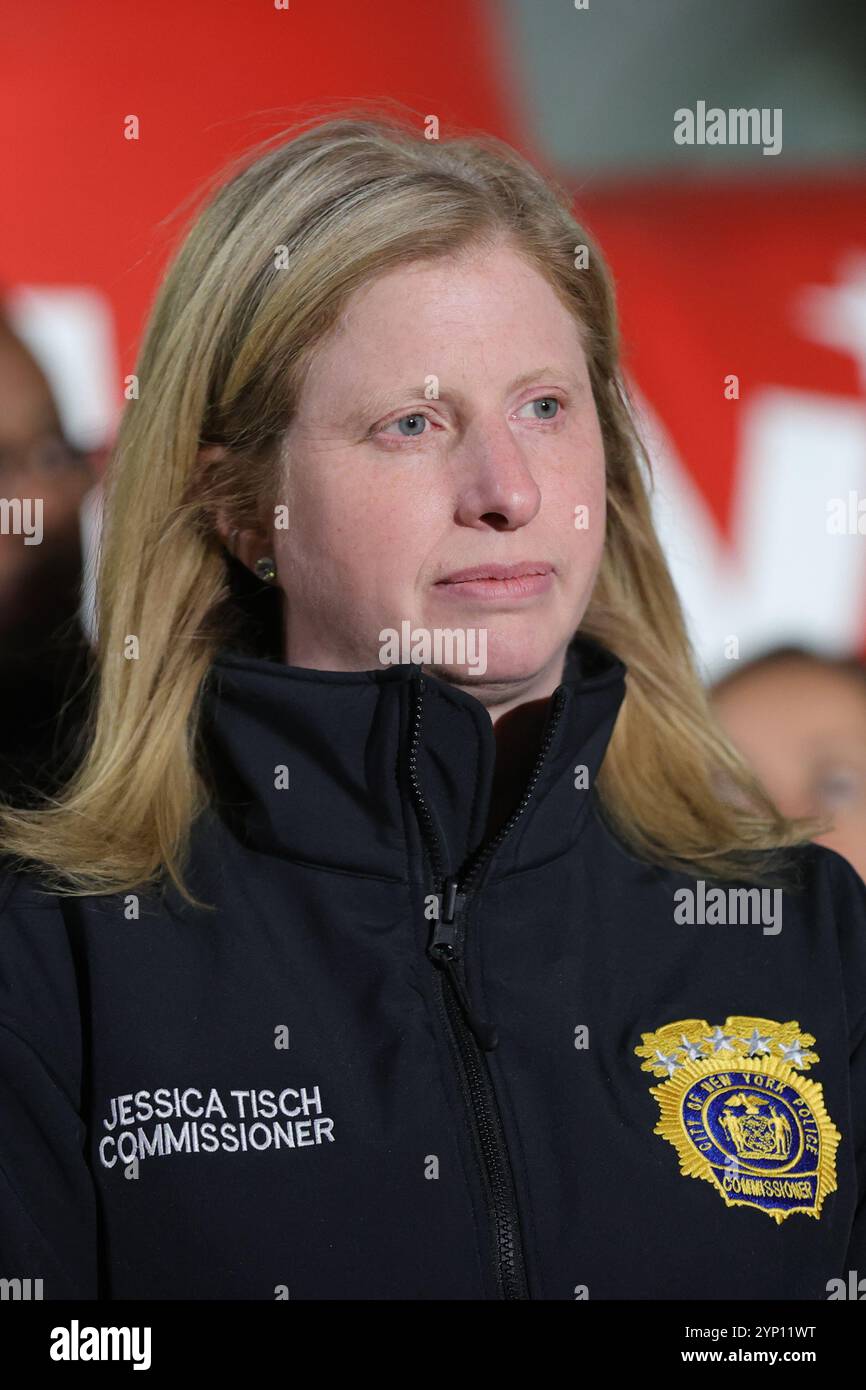 NEW YORK, NEW YORK - NOVEMBRE 27 : le maire de New York, Eric Adams, informe les New-Yorkais sur la sécurité du défilé du jour de Thanksgiving aux côtés de la commissaire du NYPD, Jessica Tisch, et d'autres responsables de l'administration à West 77th Street et Columbus Avenue, le mercredi 27 novembre 2024. L'exposé a décrit les mesures de sécurité visant à assurer un défilé sûr et agréable pour tous. (Photo : Giada Papini Rampelotto/EuropaNewswire) Banque D'Images