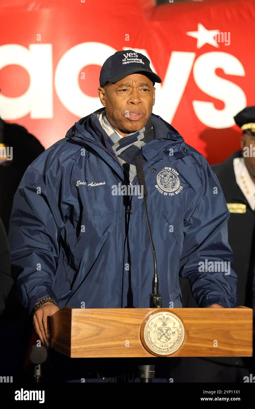 NEW YORK, NEW YORK - NOVEMBRE 27 : le maire de New York, Eric Adams, informe les New-Yorkais sur la sécurité du défilé du jour de Thanksgiving aux côtés de la commissaire du NYPD, Jessica Tisch, et d'autres responsables de l'administration à West 77th Street et Columbus Avenue, le mercredi 27 novembre 2024. L'exposé a décrit les mesures de sécurité visant à assurer un défilé sûr et agréable pour tous. (Photo : Giada Papini Rampelotto/EuropaNewswire) Banque D'Images