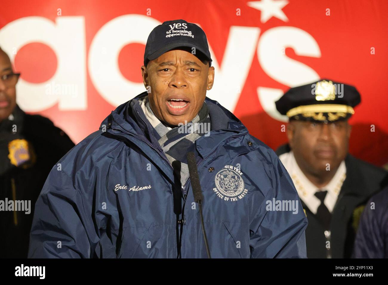 NEW YORK, NEW YORK - NOVEMBRE 27 : le maire de New York, Eric Adams, informe les New-Yorkais sur la sécurité du défilé du jour de Thanksgiving aux côtés de la commissaire du NYPD, Jessica Tisch, et d'autres responsables de l'administration à West 77th Street et Columbus Avenue, le mercredi 27 novembre 2024. L'exposé a décrit les mesures de sécurité visant à assurer un défilé sûr et agréable pour tous. (Photo : Giada Papini Rampelotto/EuropaNewswire) Banque D'Images