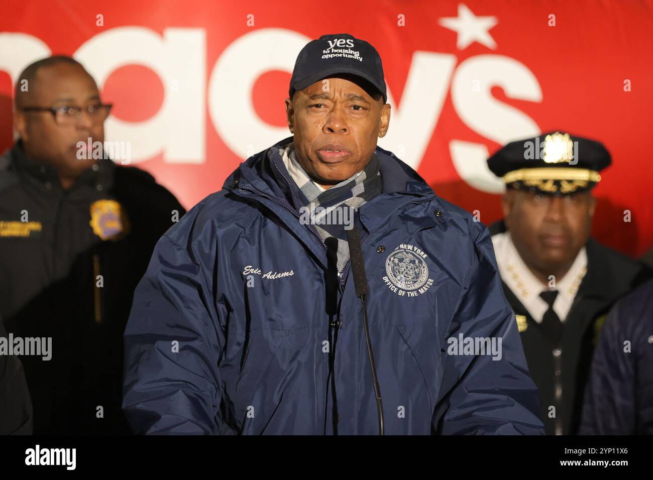 NEW YORK, NEW YORK - NOVEMBRE 27 : le maire de New York, Eric Adams, informe les New-Yorkais sur la sécurité du défilé du jour de Thanksgiving aux côtés de la commissaire du NYPD, Jessica Tisch, et d'autres responsables de l'administration à West 77th Street et Columbus Avenue, le mercredi 27 novembre 2024. L'exposé a décrit les mesures de sécurité visant à assurer un défilé sûr et agréable pour tous. (Photo : Giada Papini Rampelotto/EuropaNewswire) Banque D'Images