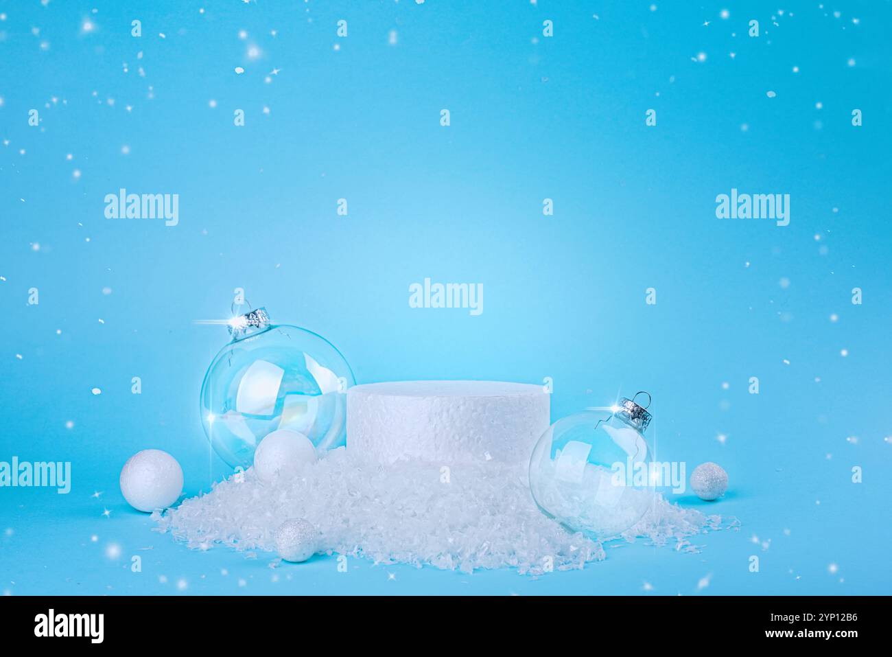 Podium festif avec des ornements en verre et des flocons de neige sur un fond bleu Banque D'Images