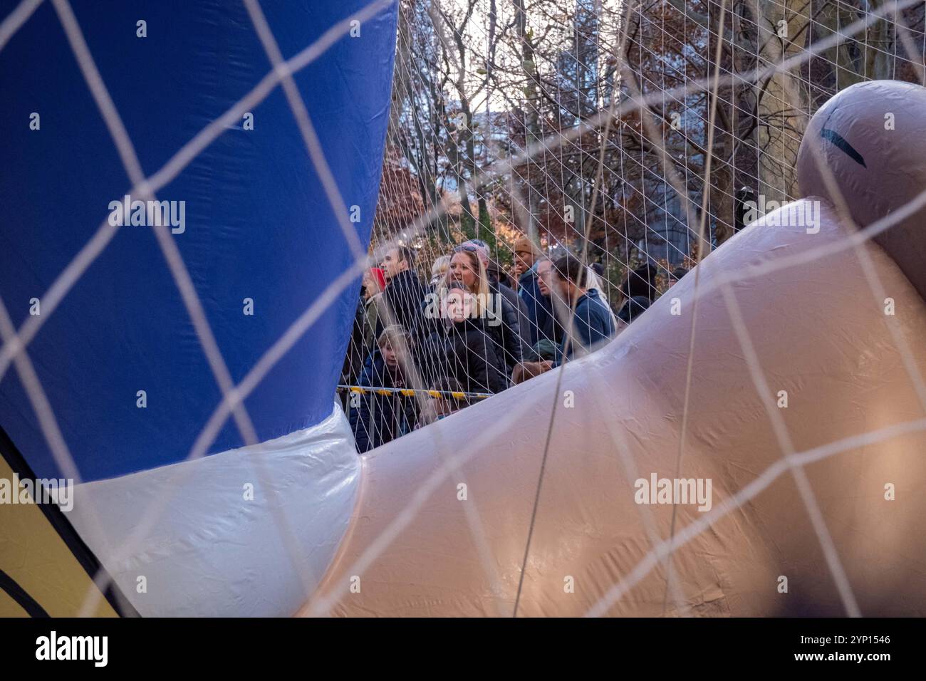 New York, États-Unis. 27 novembre 2024. Une mère et ses enfants regardent un ballon. Chaque année depuis 1994, Macy's organise la célébration de l'inflation des montgolfières le mercredi précédant Thanksgiving. Organisé dans l'Upper West Side, aux côtés du Museum of Natural History, le public est invité à observer l'inflation des ballons massifs qui seront inclus dans la parade du jour de Thanksgiving de Macy. Cette année, il y a 22 ballons dont 6 nouveaux personnages. Crédit : SOPA images Limited/Alamy Live News Banque D'Images