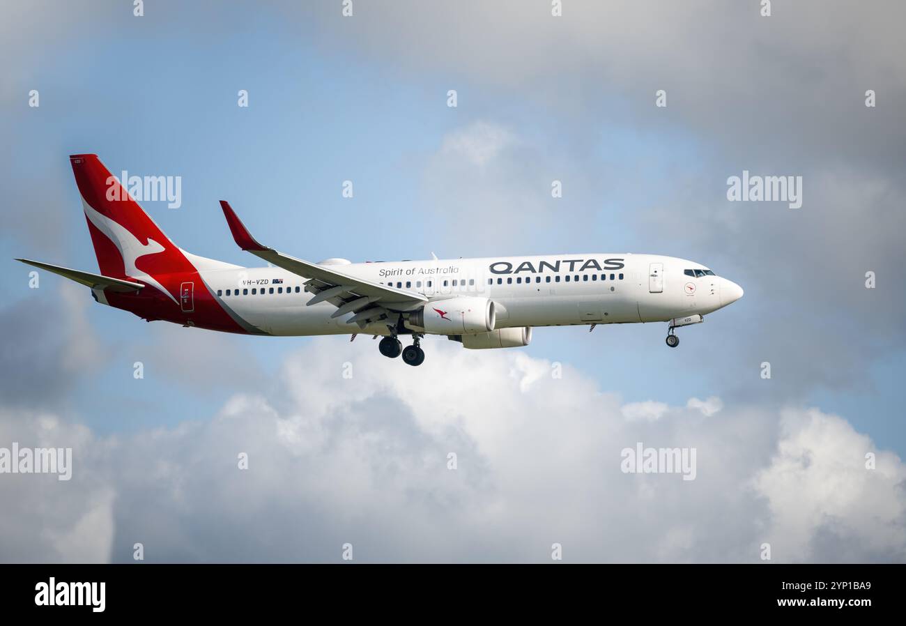 Auckland, Nouvelle-Zélande - 24 novembre 2024 : Qantas Airlines VH-VZD Boeing 737-838 en direction de l'aéroport international d'Auckland. Banque D'Images