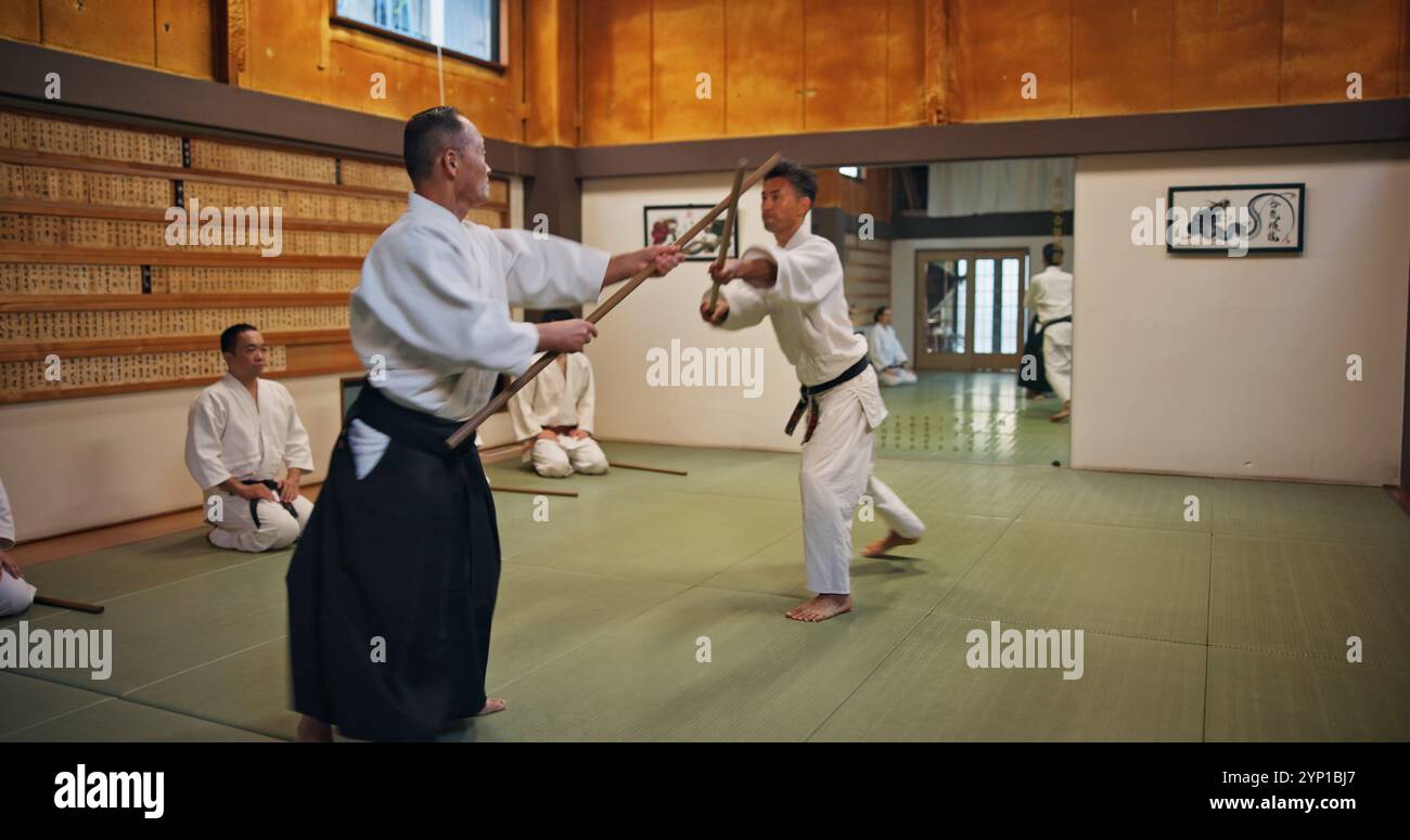 Action, fitness et entraînement pour les arts martiaux, les gens et sensei avec les étudiants, les combats et forts. Classe, apprentissage et actif pour l'autodéfense Banque D'Images