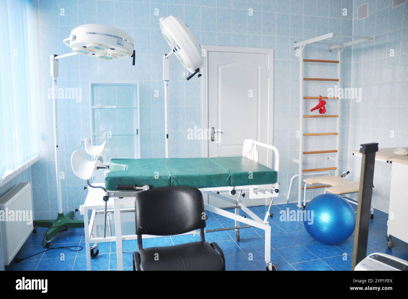 Salle d'accouchement. Chambre d'hôpital d'accouchement avec barres murales de gymnastique. Banque D'Images