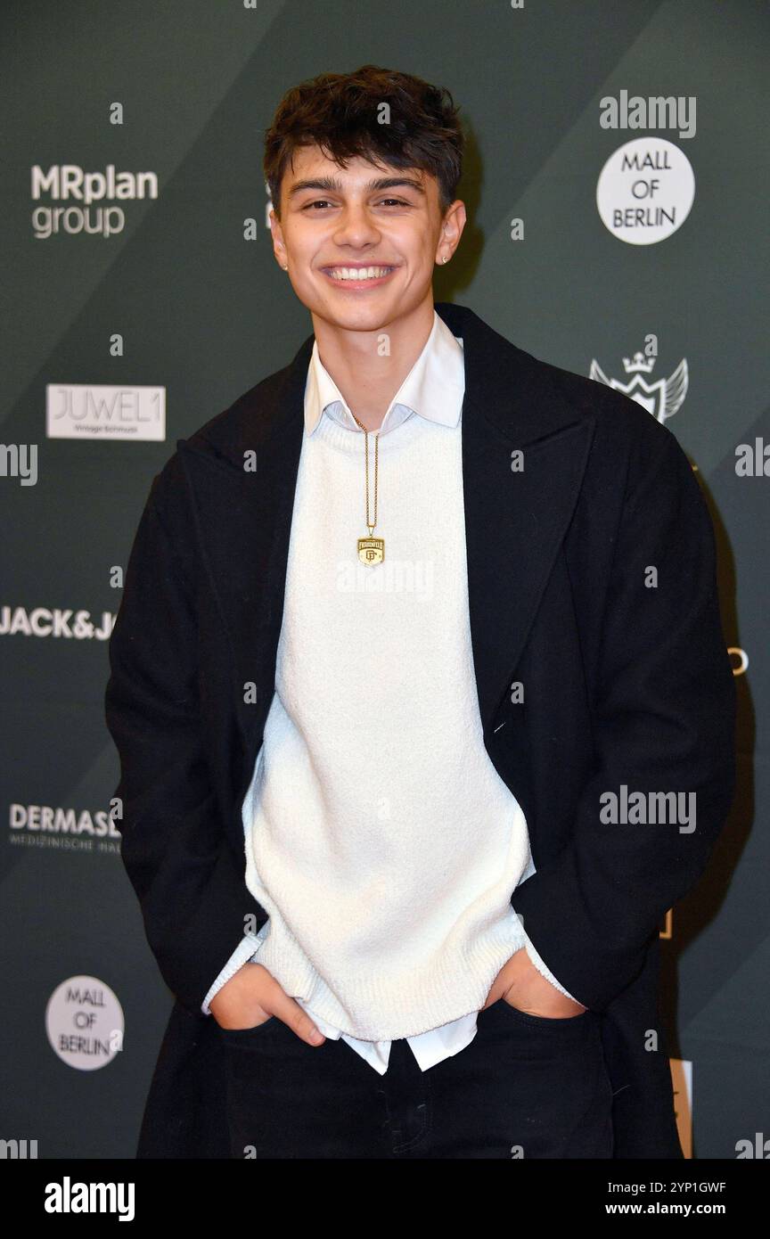 Noah Miguel Oechsle Rodriguez BEI der 4. Charity Promi Pack 2024 Aktion von Maximilian Seitz in der Mall of Berlin. Berlin, 27.11.2024 *** Noah Miguel Oechsle Rodriguez à la campagne 4 Charity Promi Pack 2024 de Maximilian Seitz au Mall of Berlin, 27 11 2024 Foto:Xn.xKubelkax/xFuturexImagex promi_pack_4131 Banque D'Images