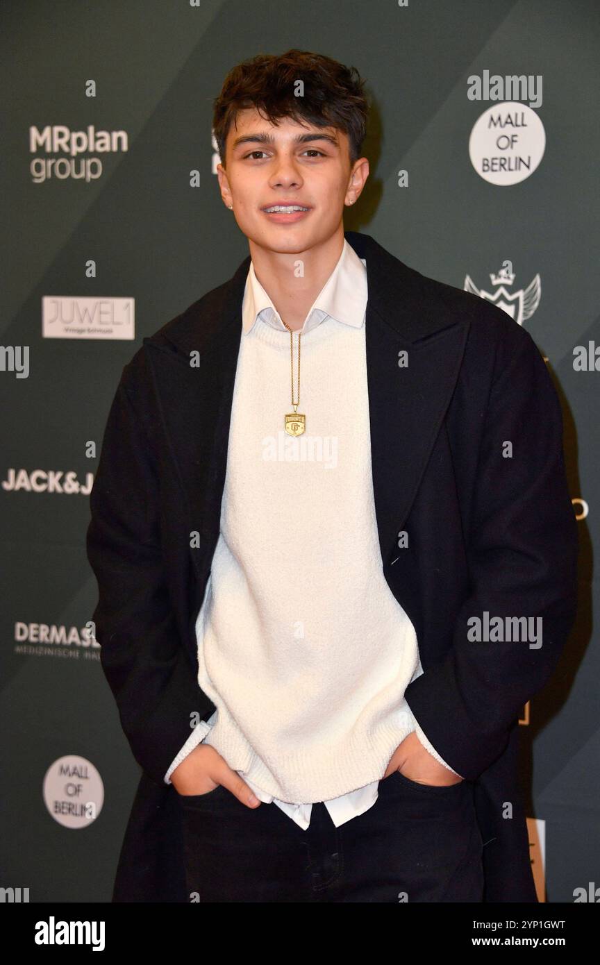 Noah Miguel Oechsle Rodriguez BEI der 4. Charity Promi Pack 2024 Aktion von Maximilian Seitz in der Mall of Berlin. Berlin, 27.11.2024 *** Noah Miguel Oechsle Rodriguez à la campagne 4 Charity Promi Pack 2024 de Maximilian Seitz au Mall of Berlin, 27 11 2024 Foto:Xn.xKubelkax/xFuturexImagex promi_pack_4130 Banque D'Images