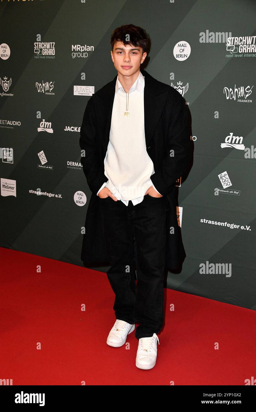 Noah Miguel Oechsle Rodriguez BEI der 4. Charity Promi Pack 2024 Aktion von Maximilian Seitz in der Mall of Berlin. Berlin, 27.11.2024 *** Noah Miguel Oechsle Rodriguez à la campagne 4 Charity Promi Pack 2024 de Maximilian Seitz au Mall of Berlin, 27 11 2024 Foto:Xn.xKubelkax/xFuturexImagex promi_pack_4129 Banque D'Images