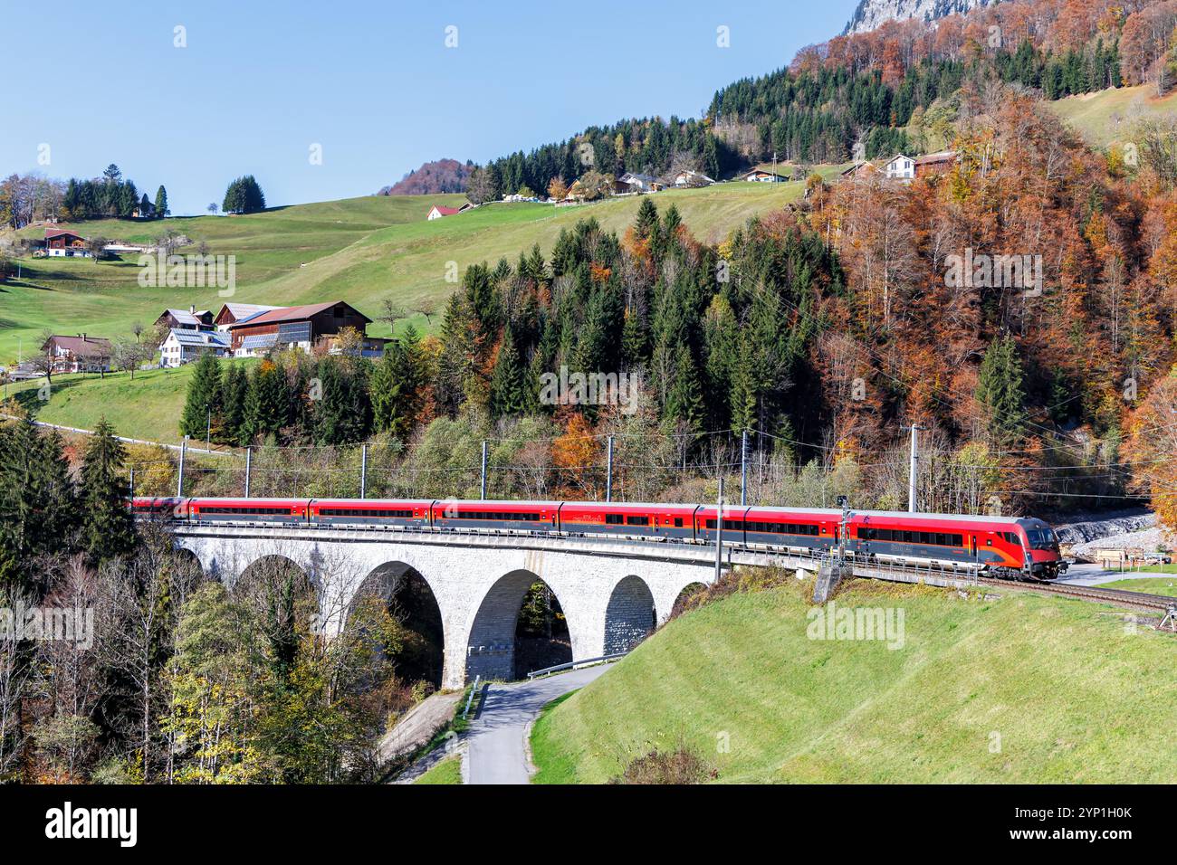 Dalaas, Autriche - 30 octobre 2024 : train de voyageurs Railjet des chemins de fer fédéraux autrichiens ÖBB sur la ligne de chemin de fer Arlberg en automne dans les Alpes autrichiennes Banque D'Images Dalaas, Autriche - 30 octobre 2024 : train de voyageurs Railjet des chemins de fer fédéraux autrichiens ÖBB sur la ligne de chemin de fer Arlberg en automne dans les Alpes autrichiennes Banque D'Images