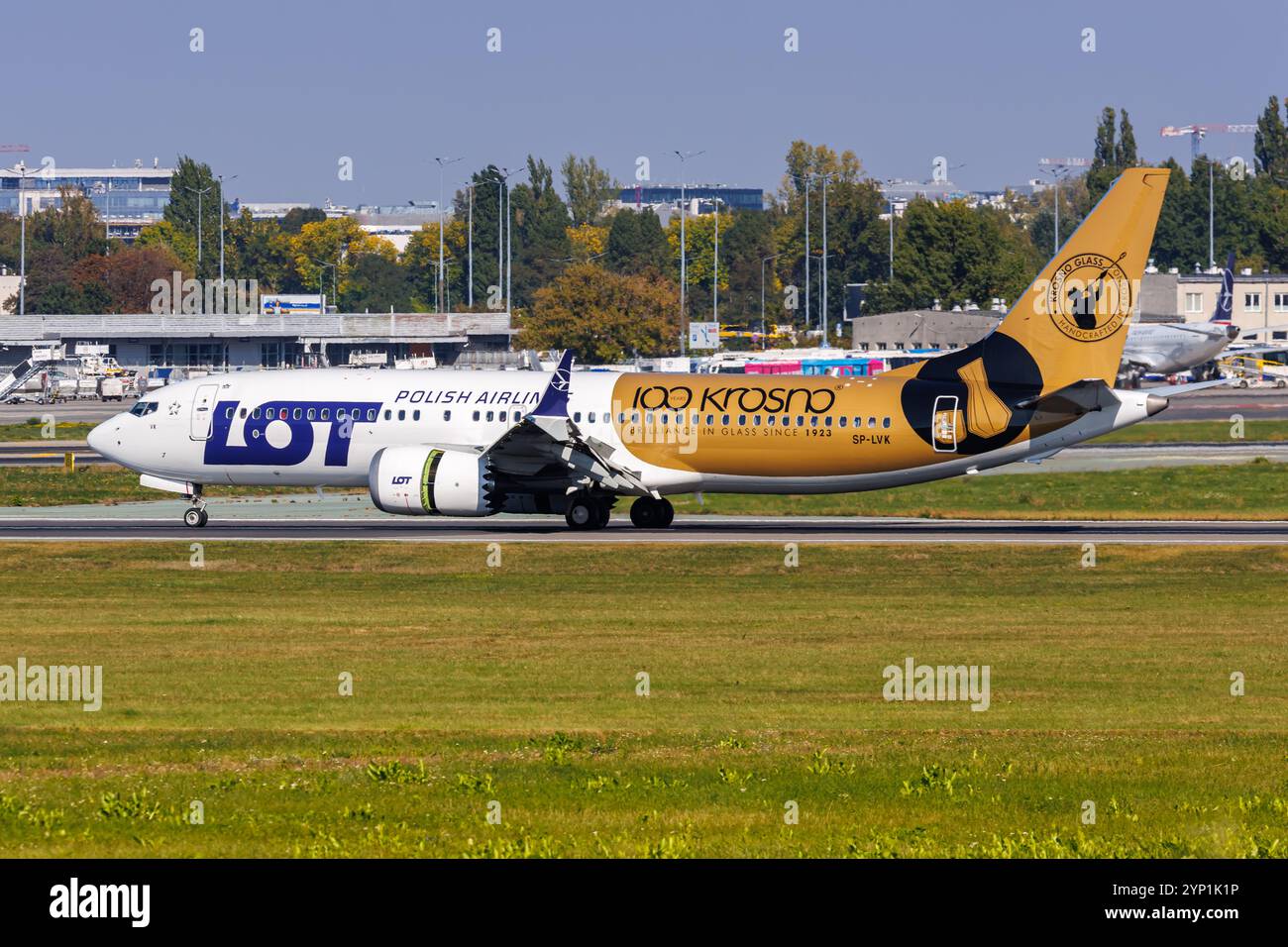 Varsovie, Pologne - 20 septembre 2024 : LOT Polish Airlines Boeing 737-8 MAX avion avec une livrée spéciale Krosno Glass de 100 ans à l'aéroport de Varsovie à Pol Banque D'Images