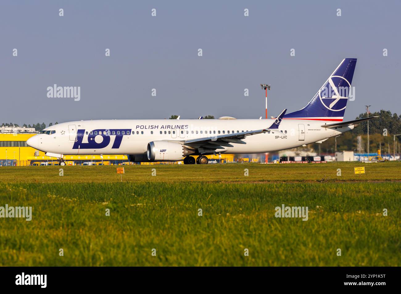Varsovie, Pologne - 20 septembre 2024 : LOT Polish Airlines Boeing 737-8 MAX à l'aéroport de Varsovie en Pologne. Banque D'Images