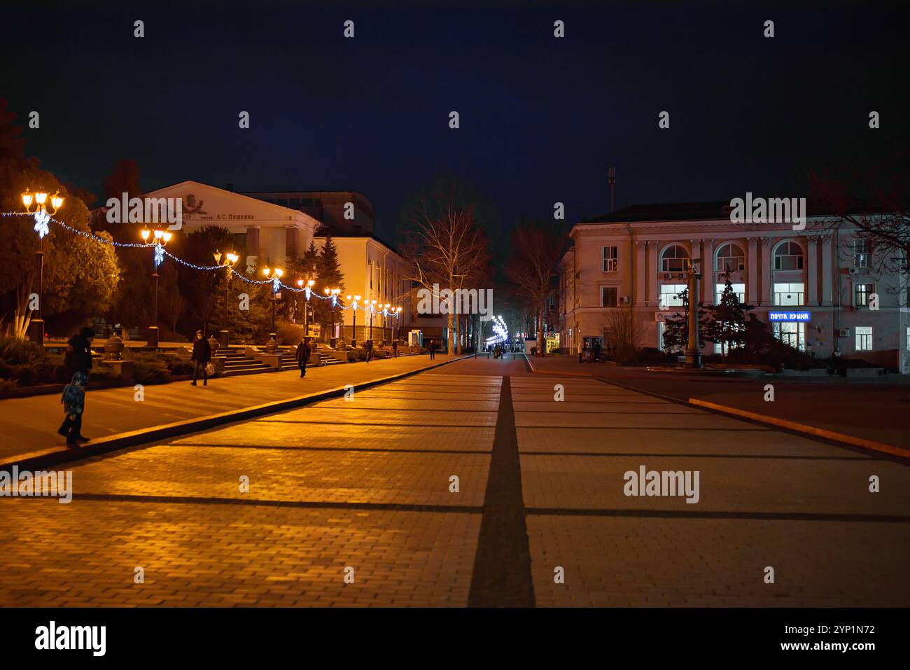 KERTCH, Crimée les gens marchent ensuite sur la place Lenina à Kertch la nuit. heure d'hiver Banque D'Images