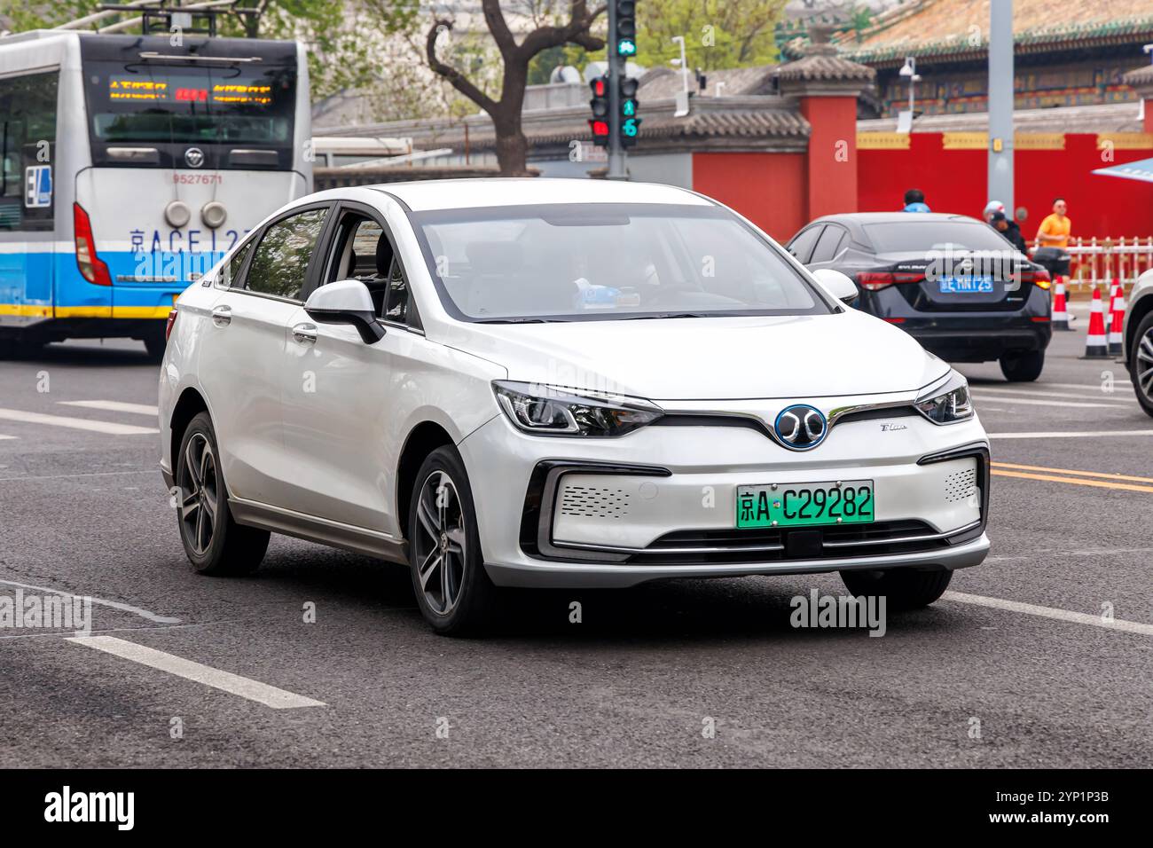 Pékin, Chine - 13 avril 2024 : voiture électrique de la marque chinoise BAIC Motor Mobility véhicule à batterie à Pékin, Chine. Banque D'Images