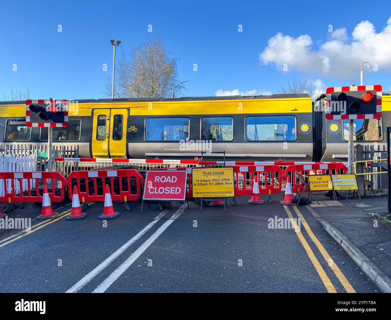 Route fermée à l'extérieur de la gare de Maghull avec le train qui passe - Image de stock capturée avec un smartphone